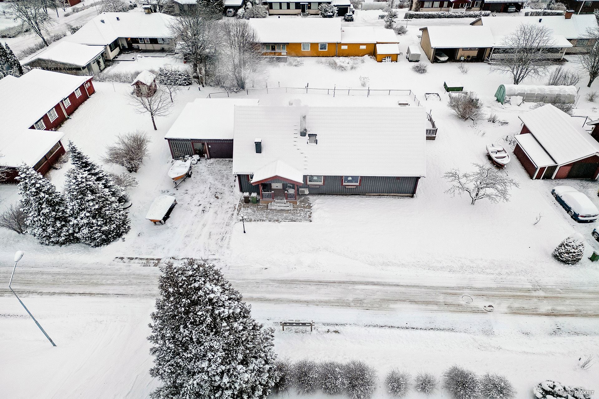 Drönarbild, huset från gatan