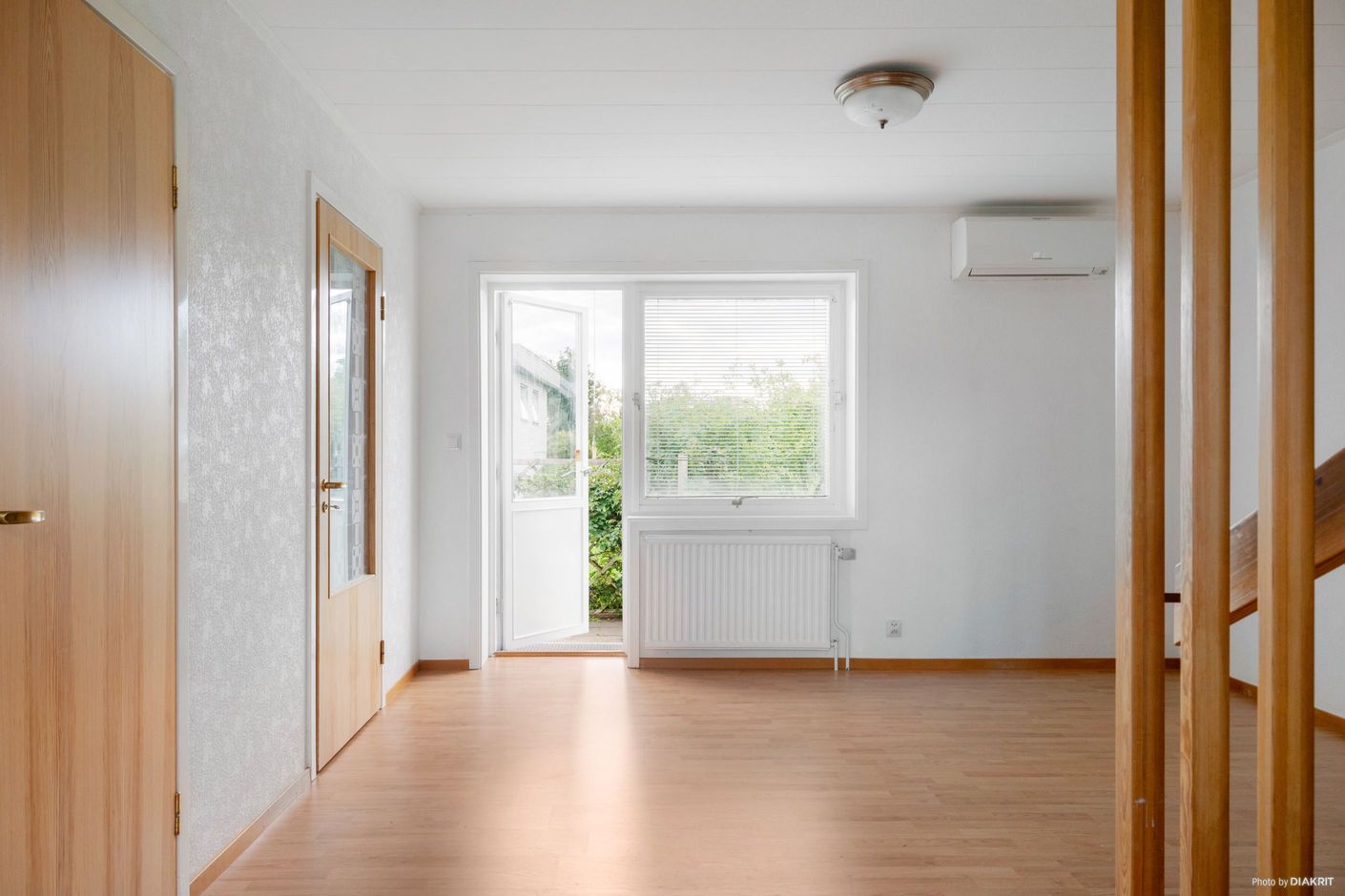 Dagrum och utgång till husets baksida