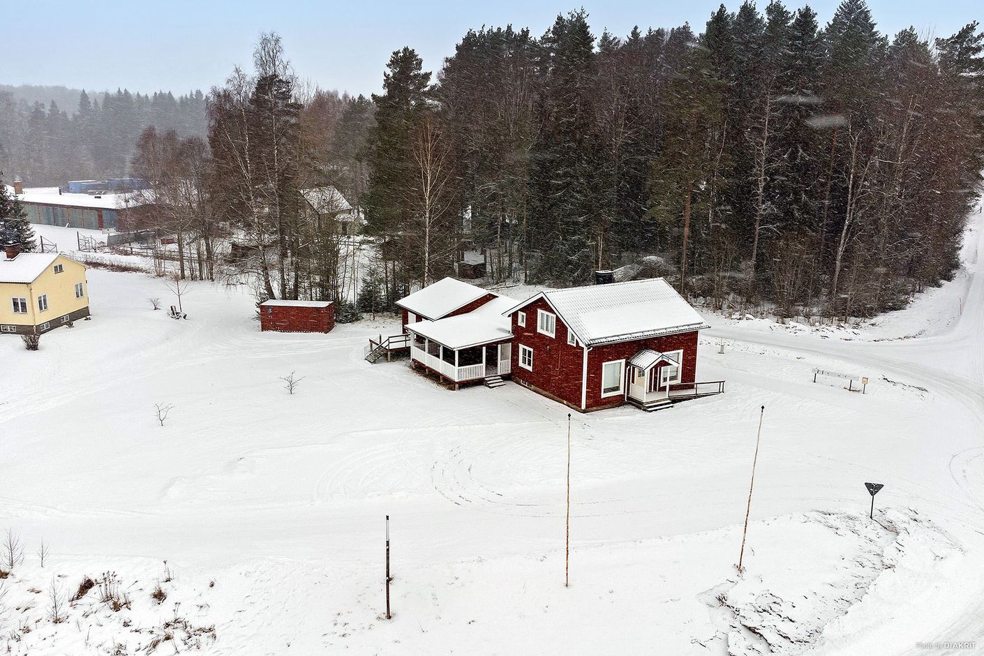 Hus med omgivning