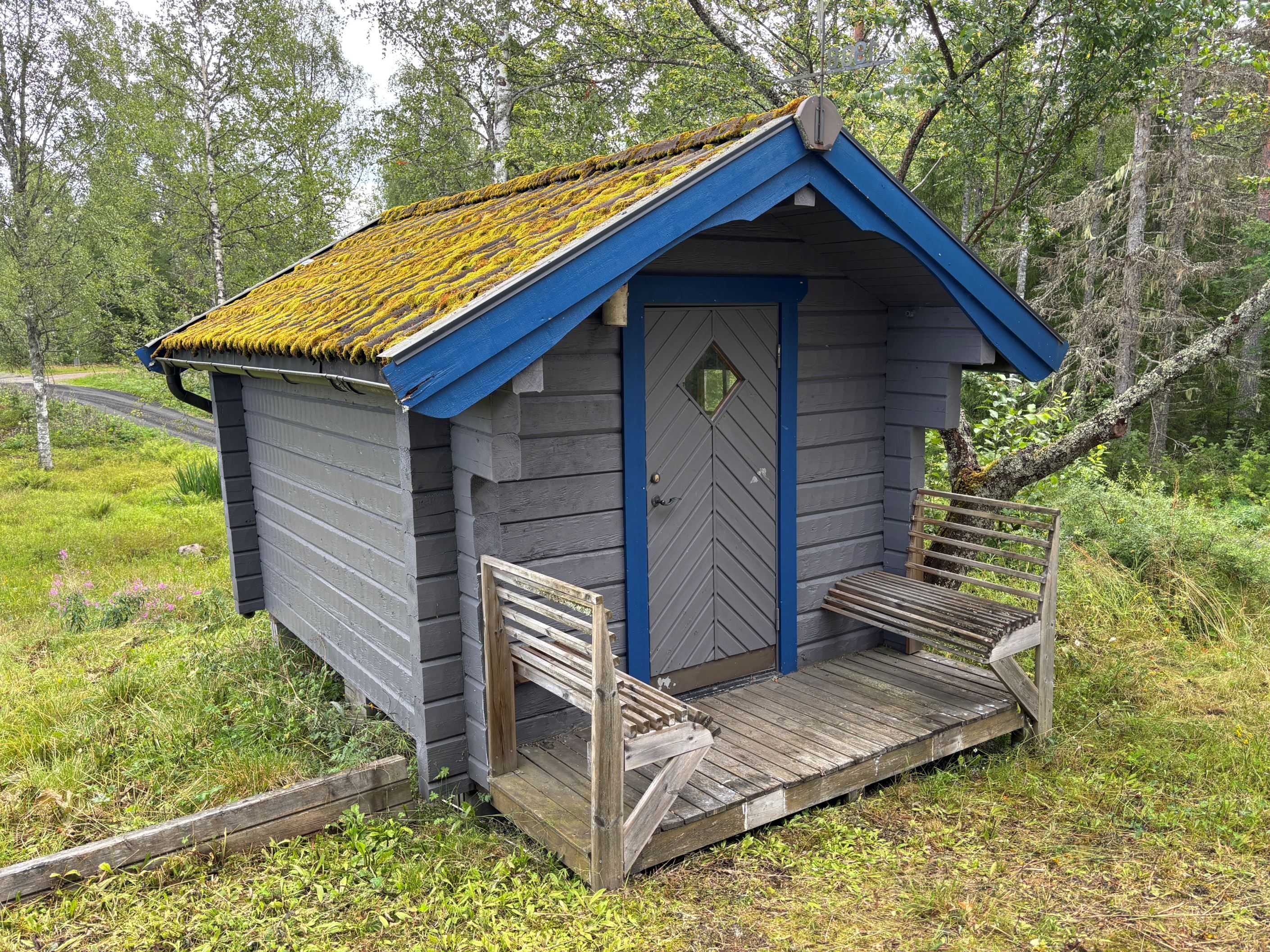 Förrådsbyggnaden på framsidan