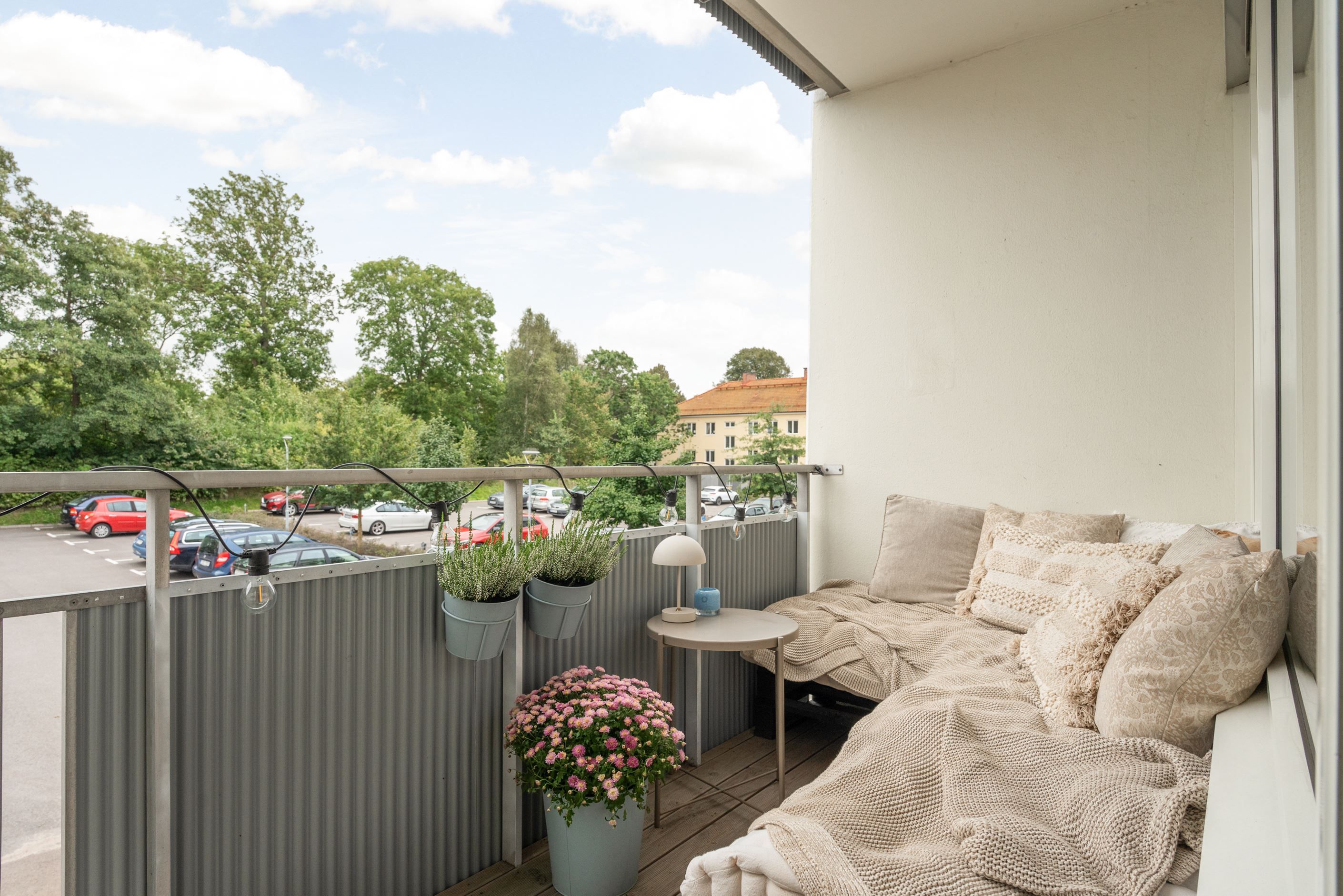 Trevlig balkong som vetter ut mot baksidan och Rönne å