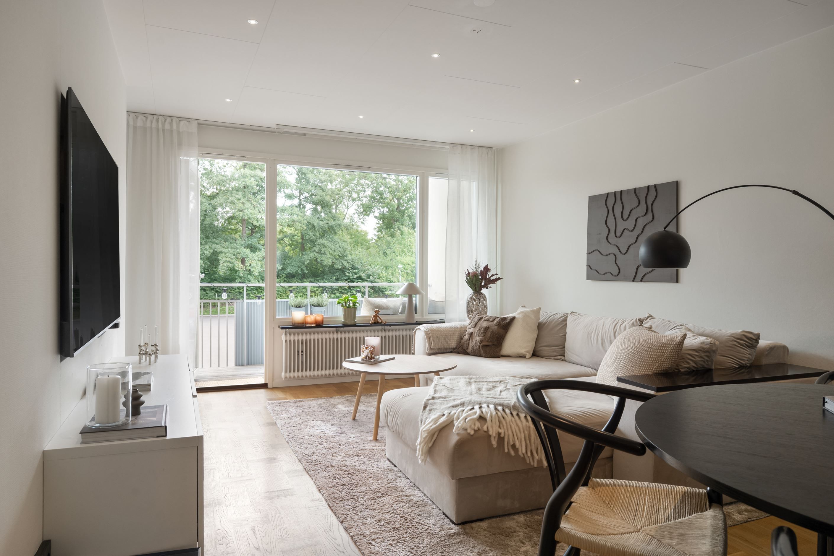 Vardagsrum med fint ljusinsläpp från balkongdelen!