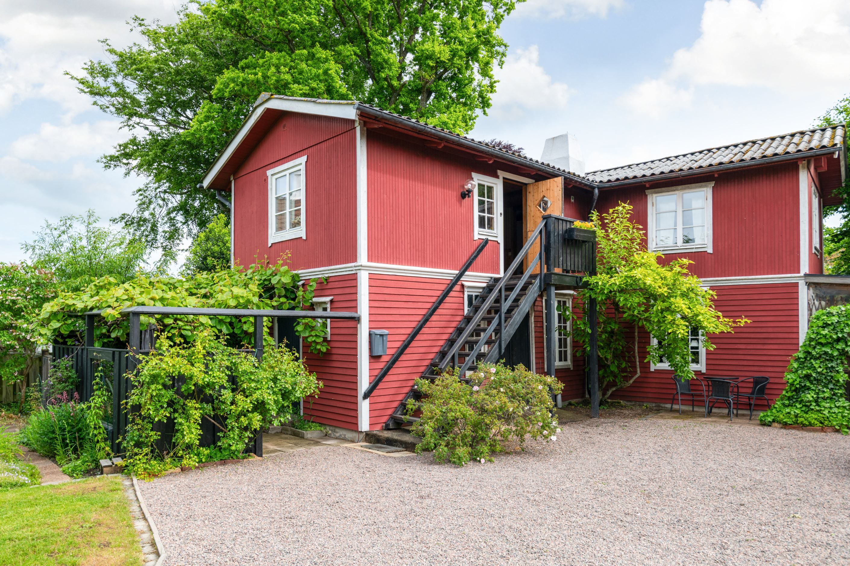 Gästlägenhet en trappa upp på gårdshuset