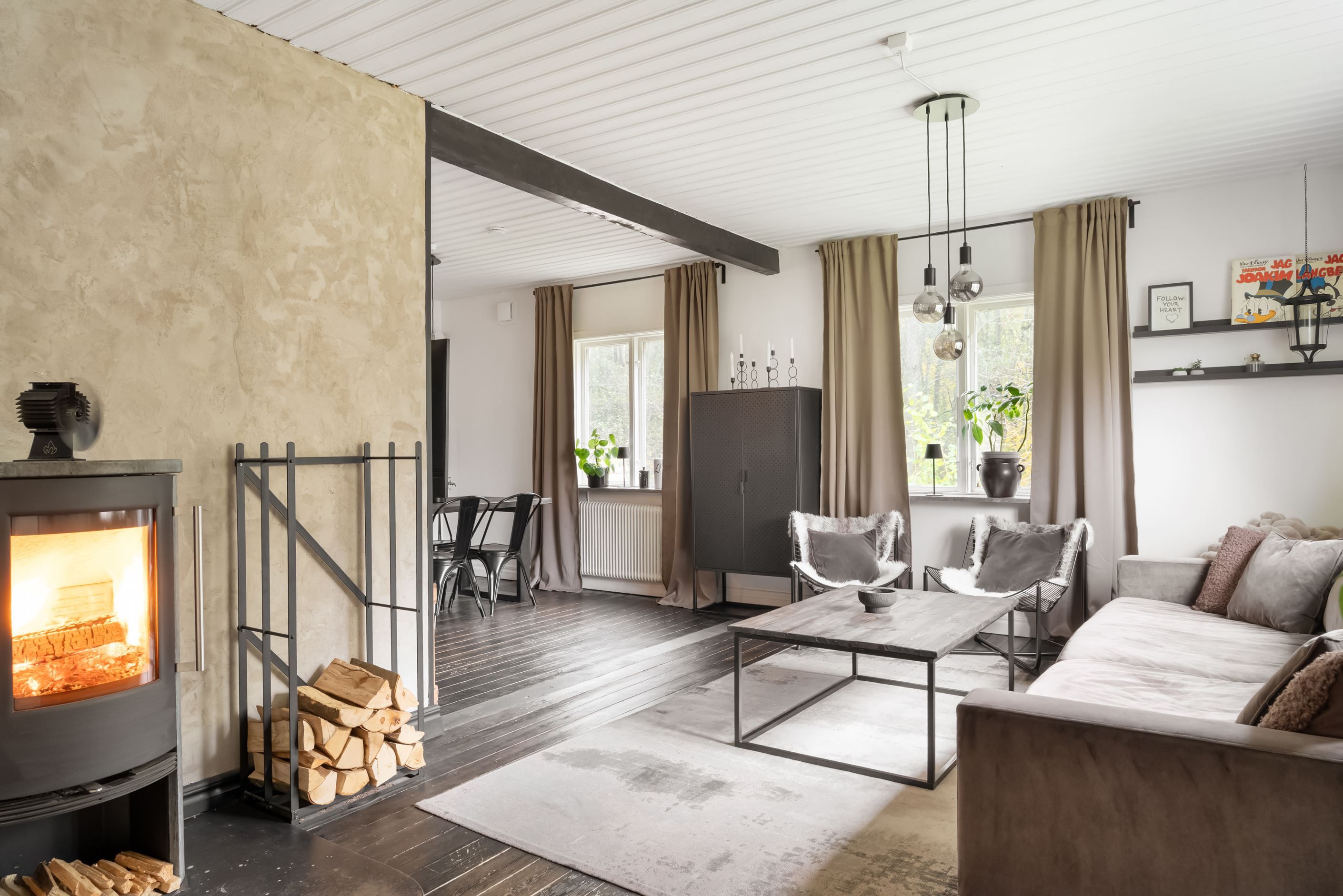 Härligt vardagsrum i en trevlig social planlösning