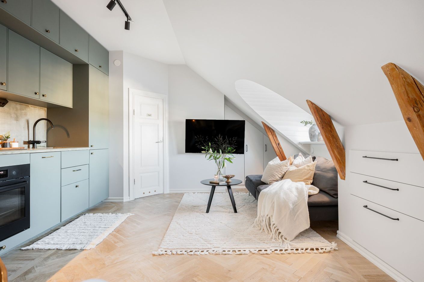 Det löper ett ljuslaserat fiskbensparkett i hela bostaden