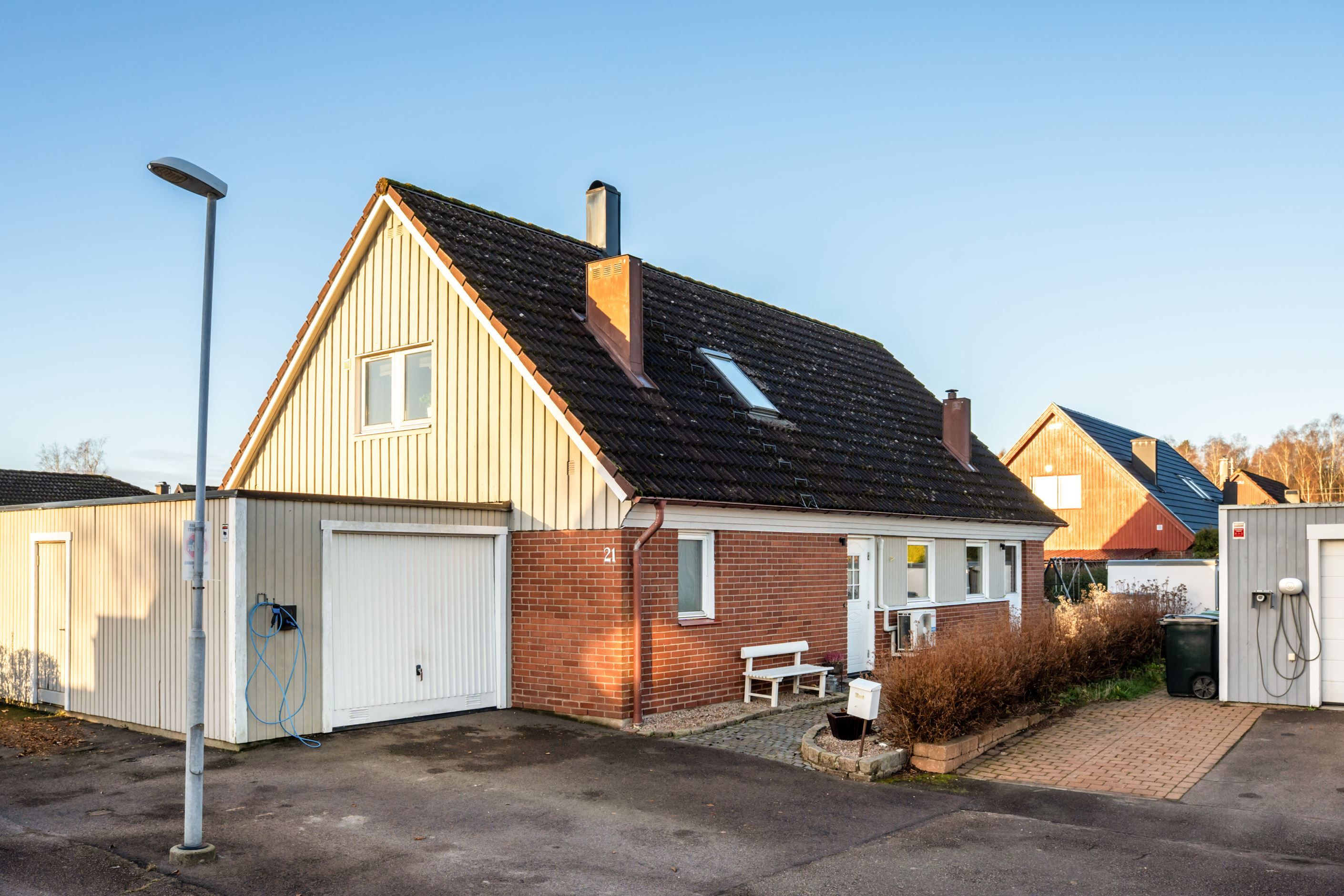 Vidbyggt garage med elbilsladdare installerad