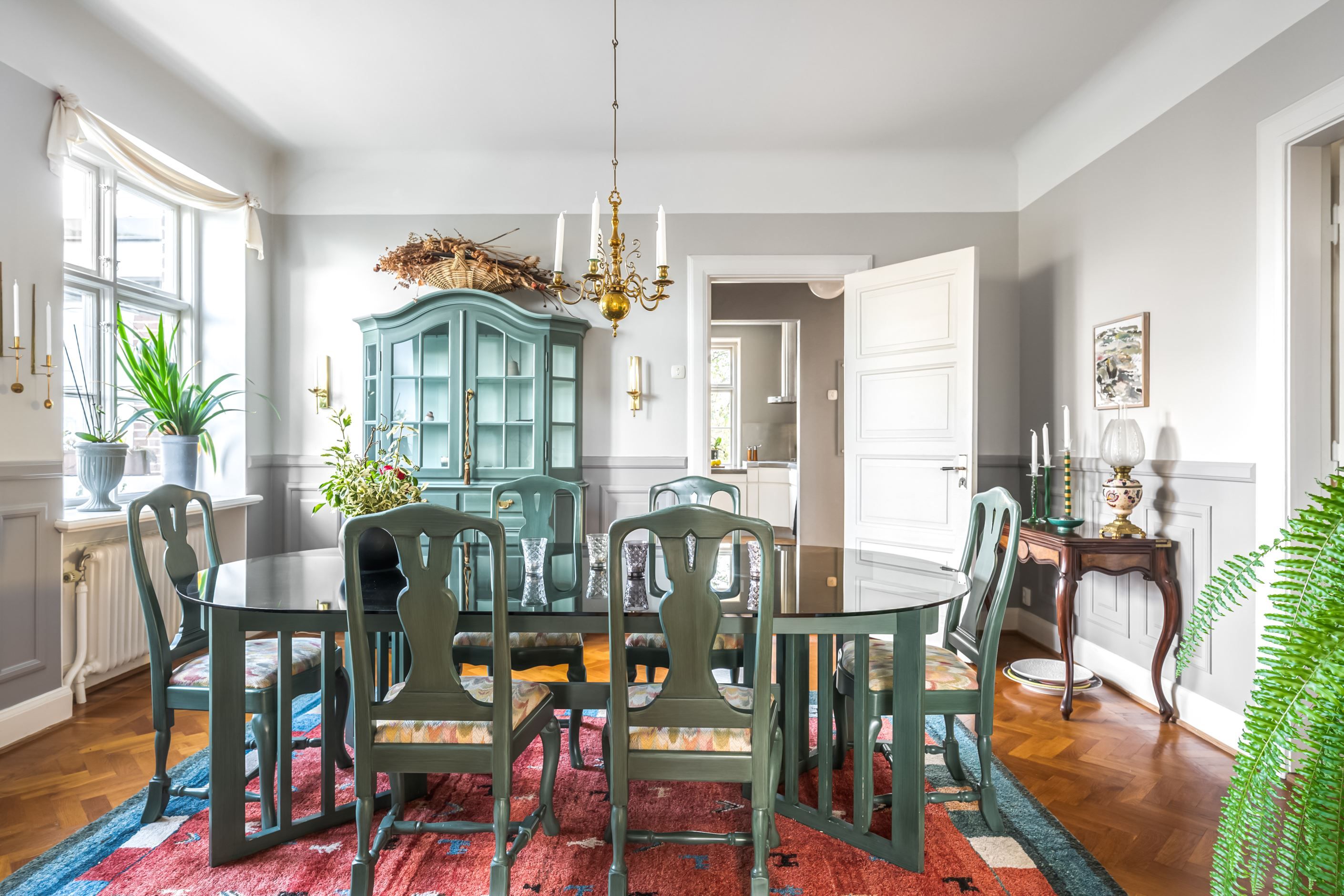 Den trevliga matsalen med fiskbensparkett!