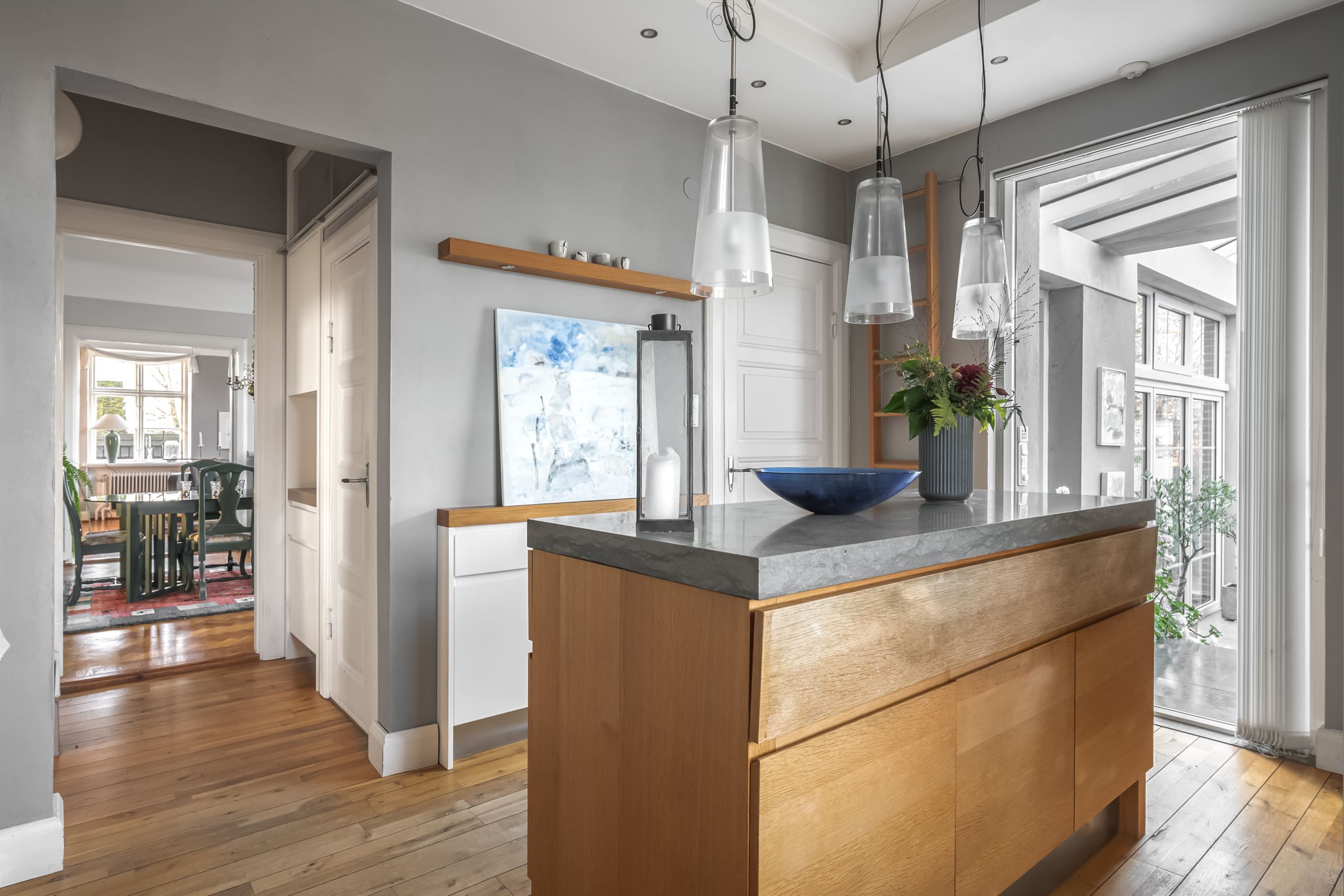 Ett trevligt snickarbyggt kök med spännande inbyggd förvaring!