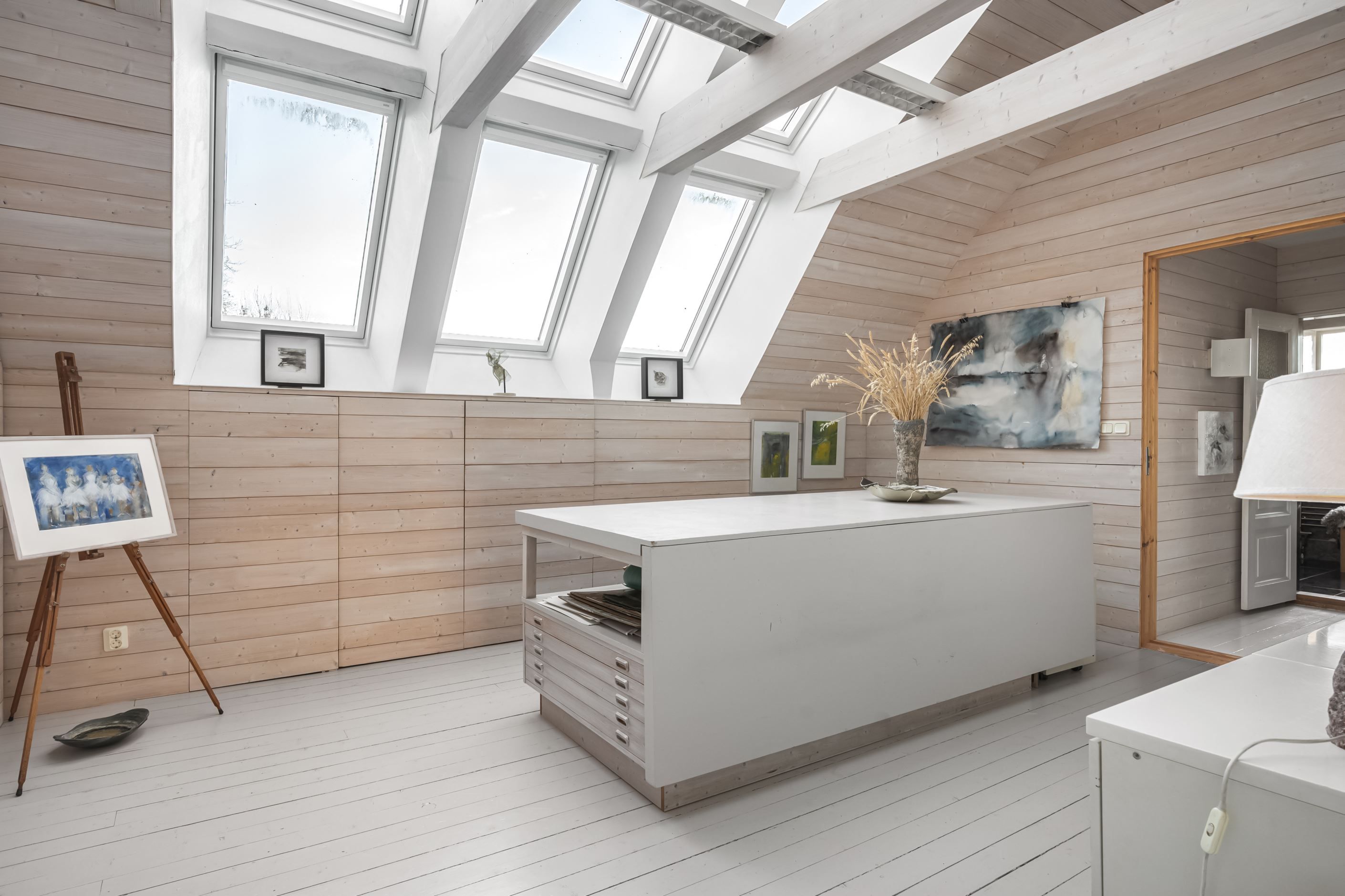 Fantastiskt stor ateljé med flera takfönster!