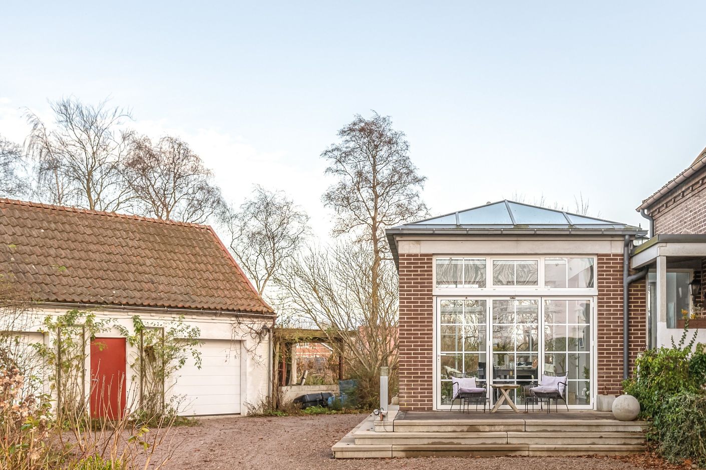 Stor vinterträdgård och dubbelgarage