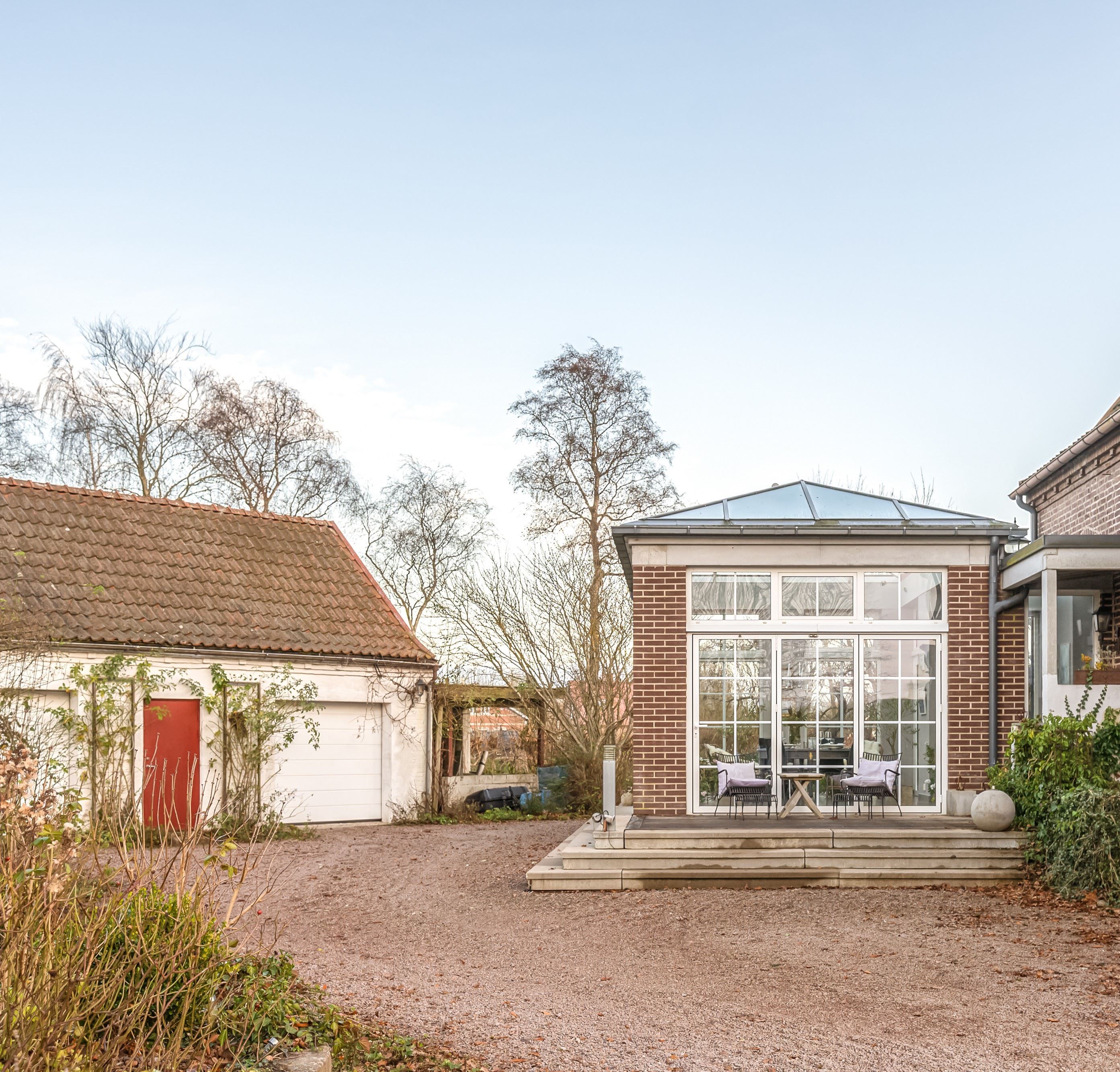 Stor vinterträdgård och dubbelgarage