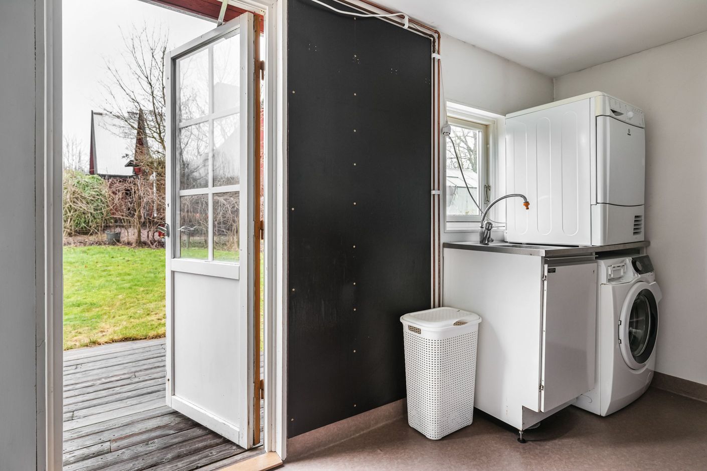 Tvättstuga med utgång till trädgården