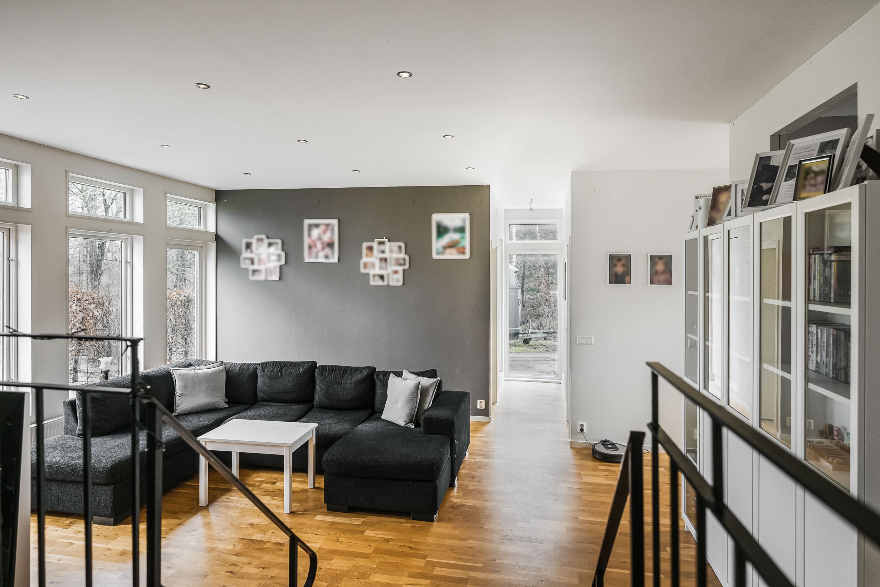 Tillbyggnad ett par trappsteg ned med behagligt ljusflöde från flera väderstreck.