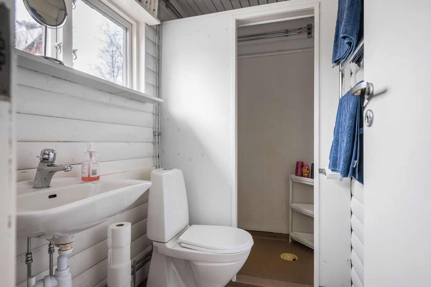 Mindre badrum med dusch