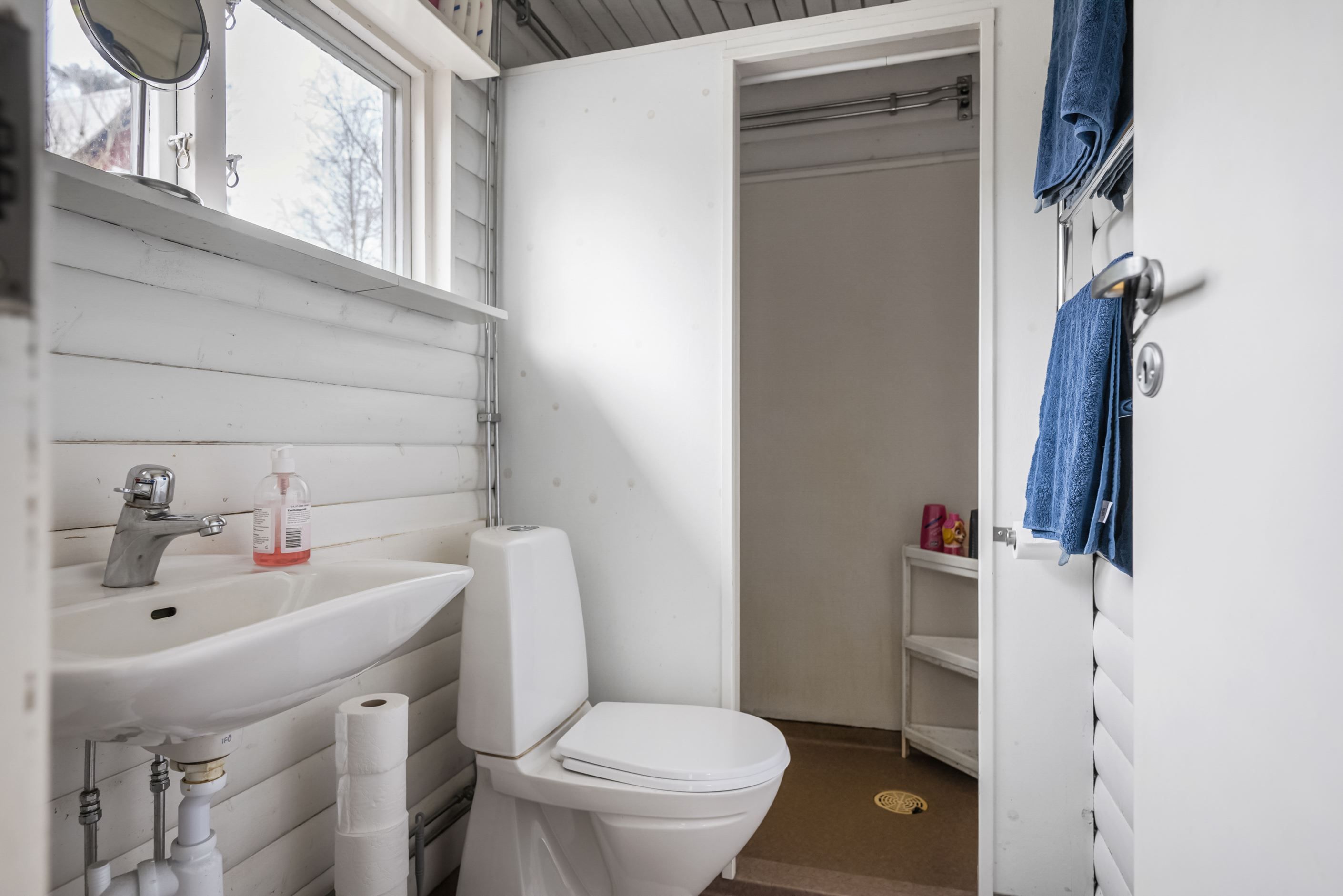 Mindre badrum med dusch