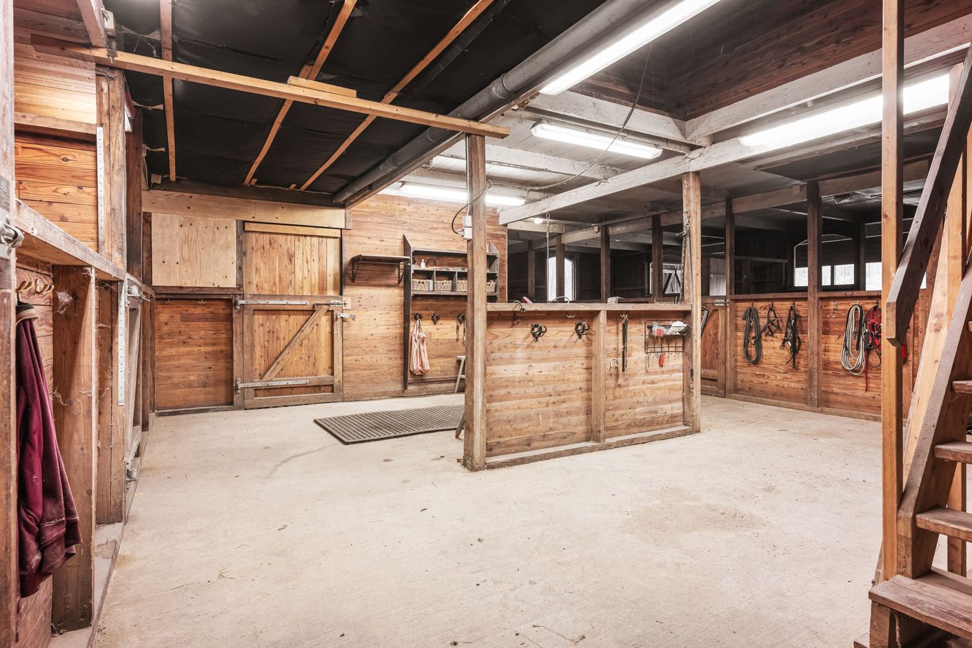 Prydligt stall för 4-5 hästar, två boxar med lösdriftsfunktion