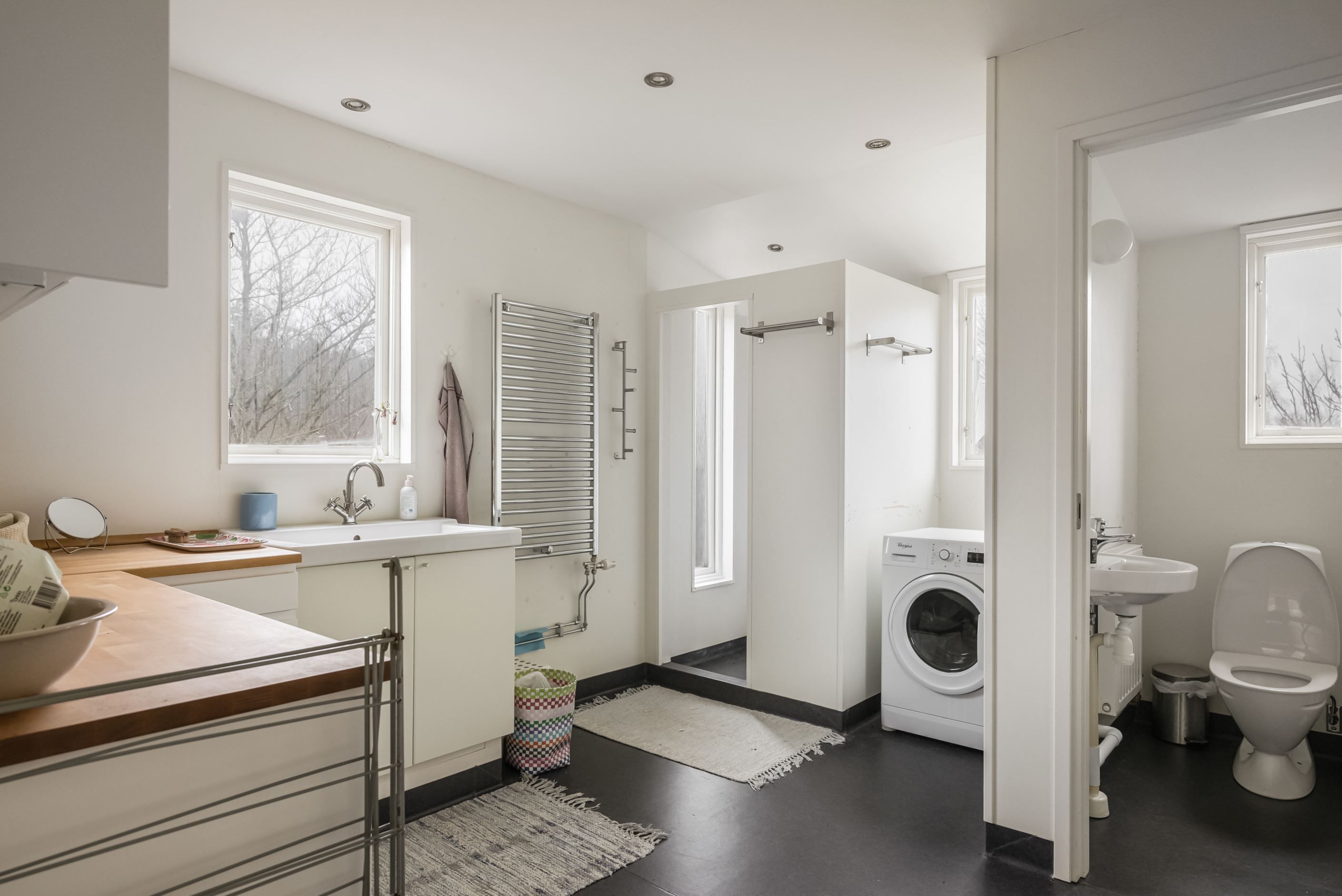 Stort badrum kombinerat med tvättstuga och avskild toalett