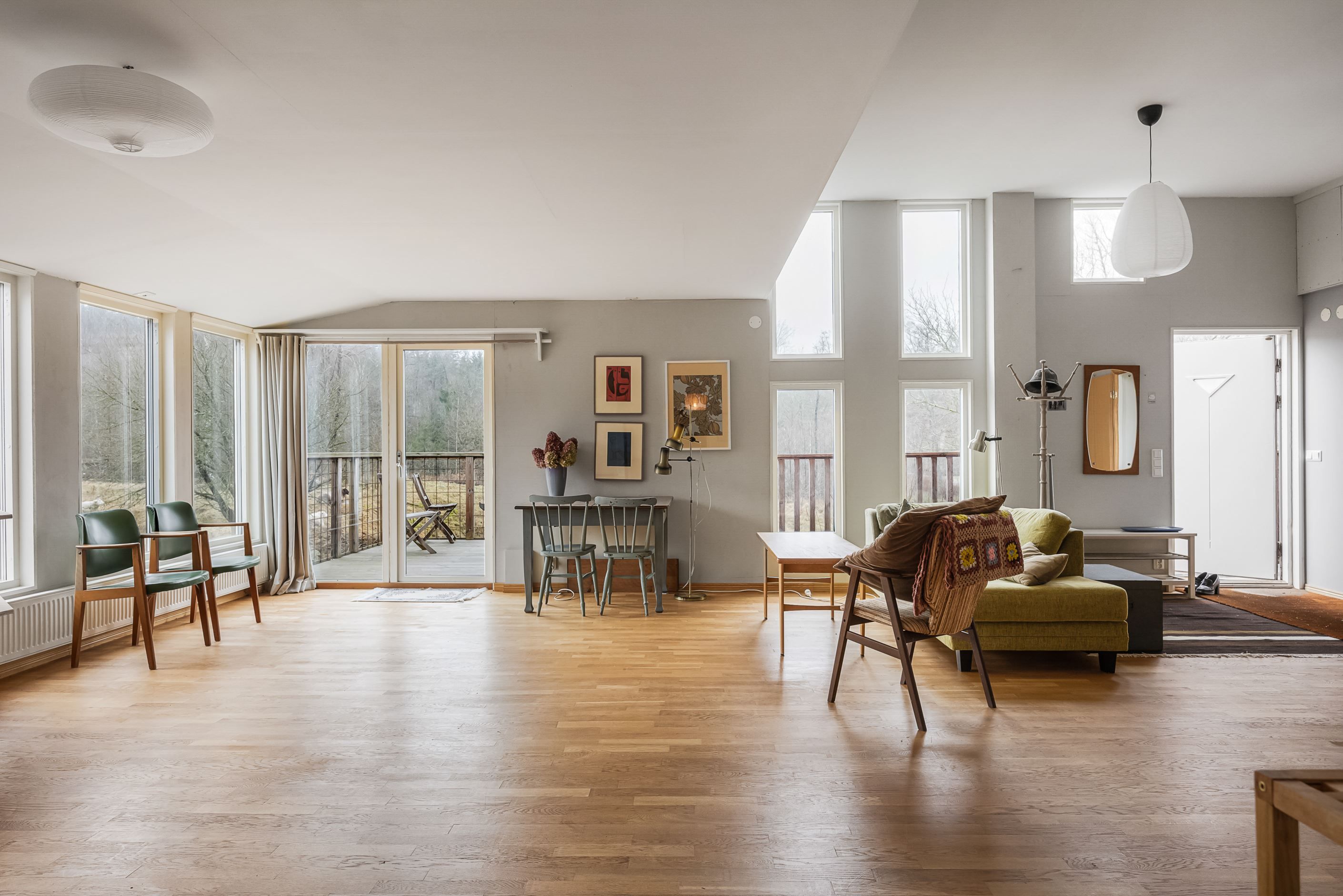 Härligt allrum stora fönsterpartier som bidrar med ljus och en del av rummets karaktär