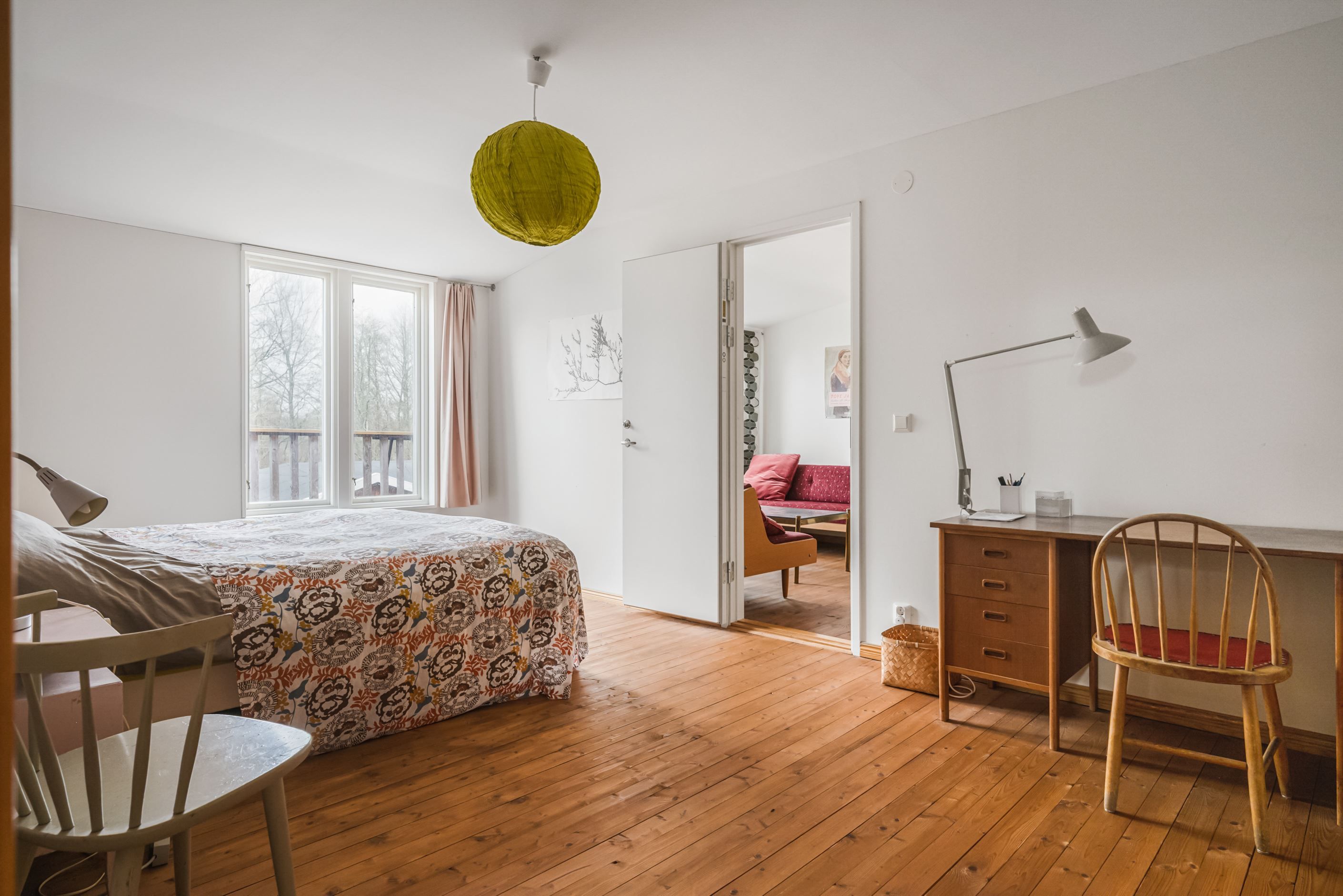 Sovrum 2, med genomgång till sovrum 1 samt allrum till "östra lägenheten".