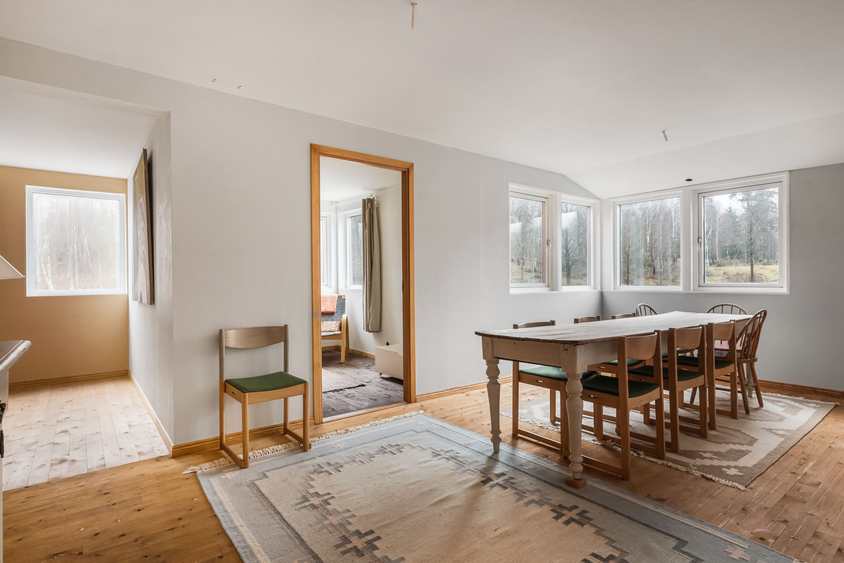 Vardagsrum/matrum med passage mot trappa ned till entré i öster samt sovrum 3.