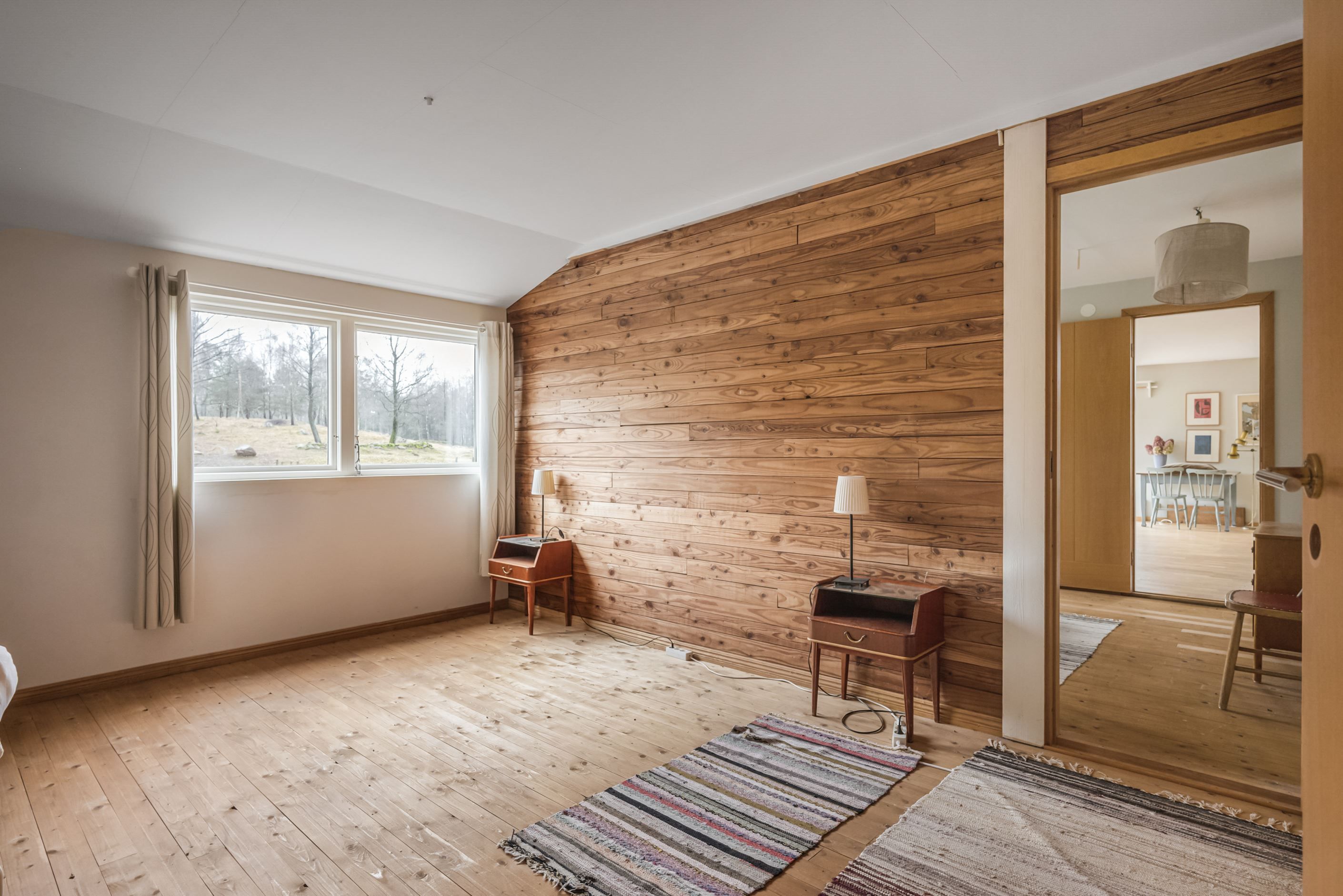 Sovrum 4, med genomgång till sovrum 5