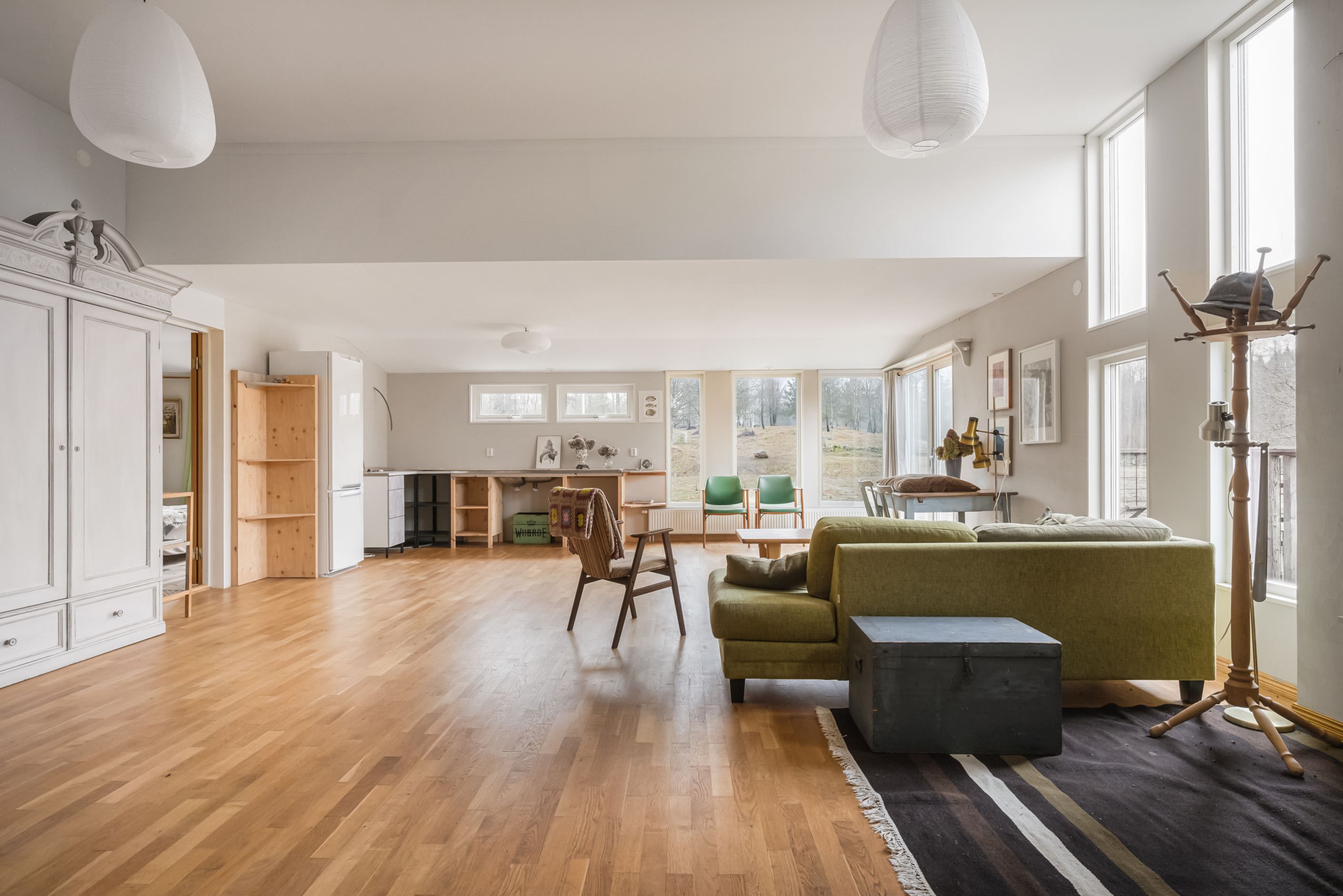 Allrummet är förberett för att inredas med kök om man delar av det övre planet till två lägenheter