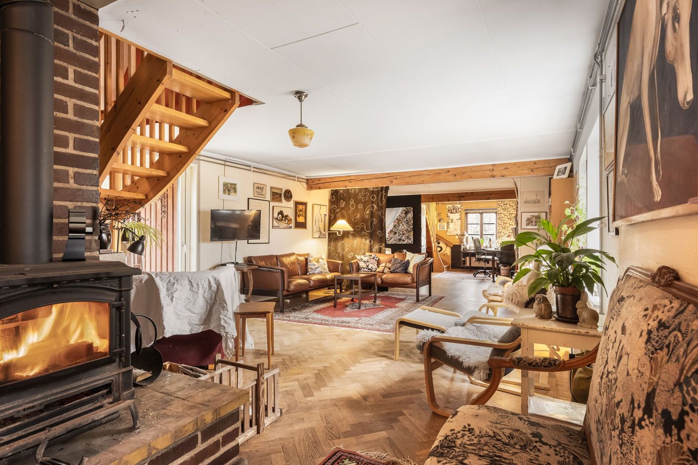 Stora öppna ytor i entréplan med mysig eldstad och gott om plats att samla familjen