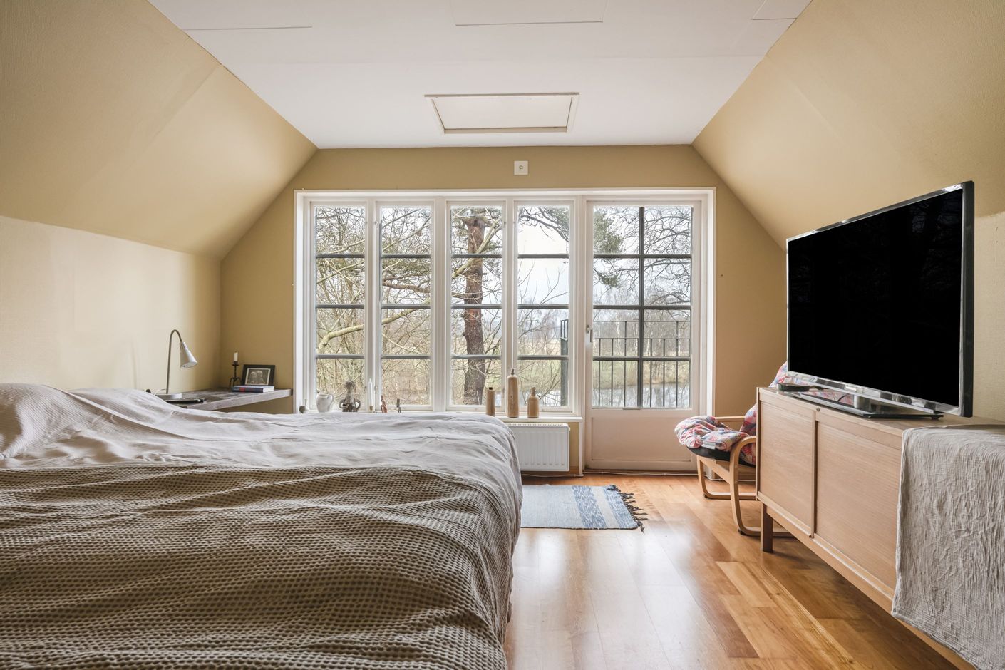 Master bedroom på övre plan - med egen mindre balkong i norr, sovrum 3
