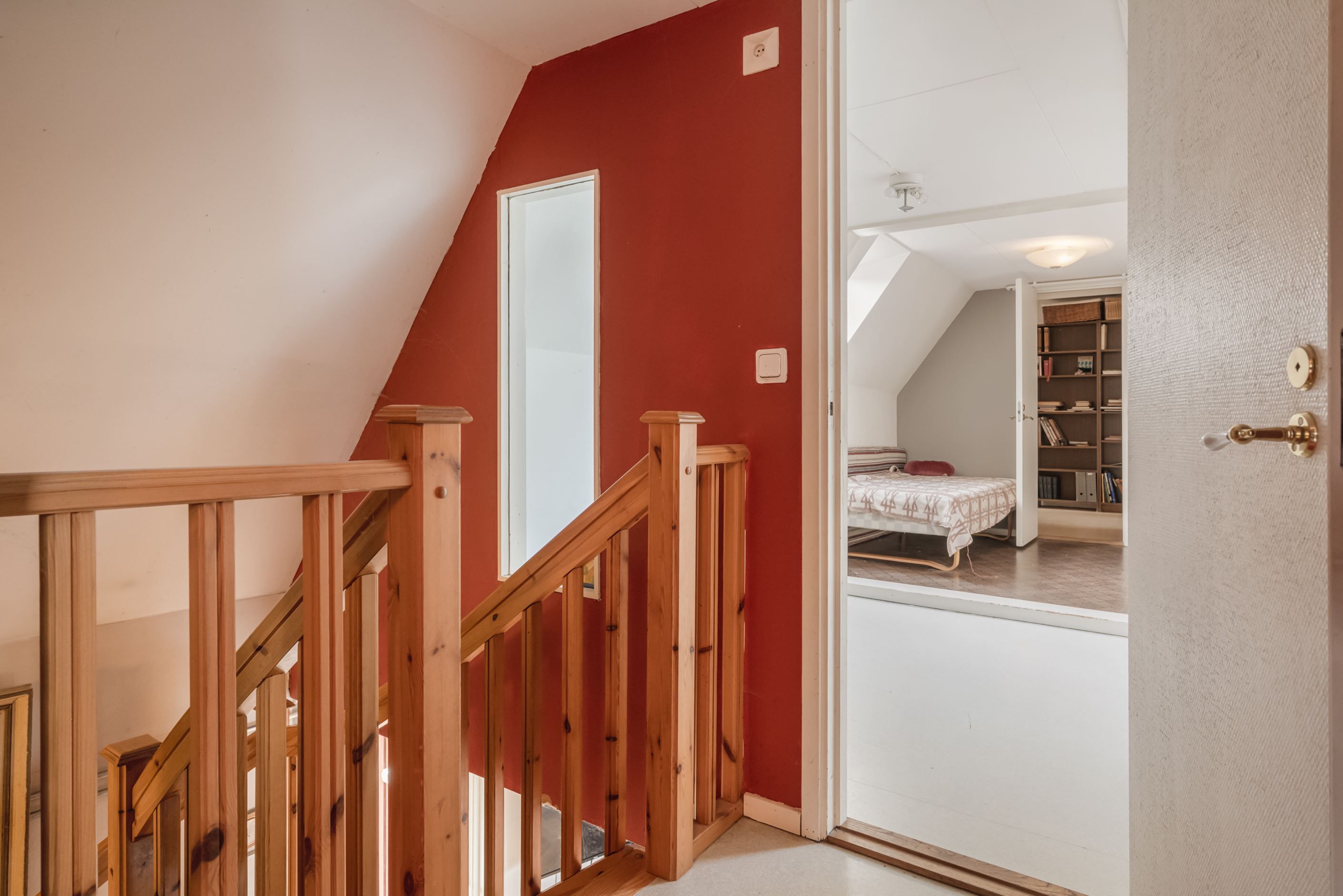 Hallvy med blick mot genomgångsrum samt hall i andra änden av bostaden.