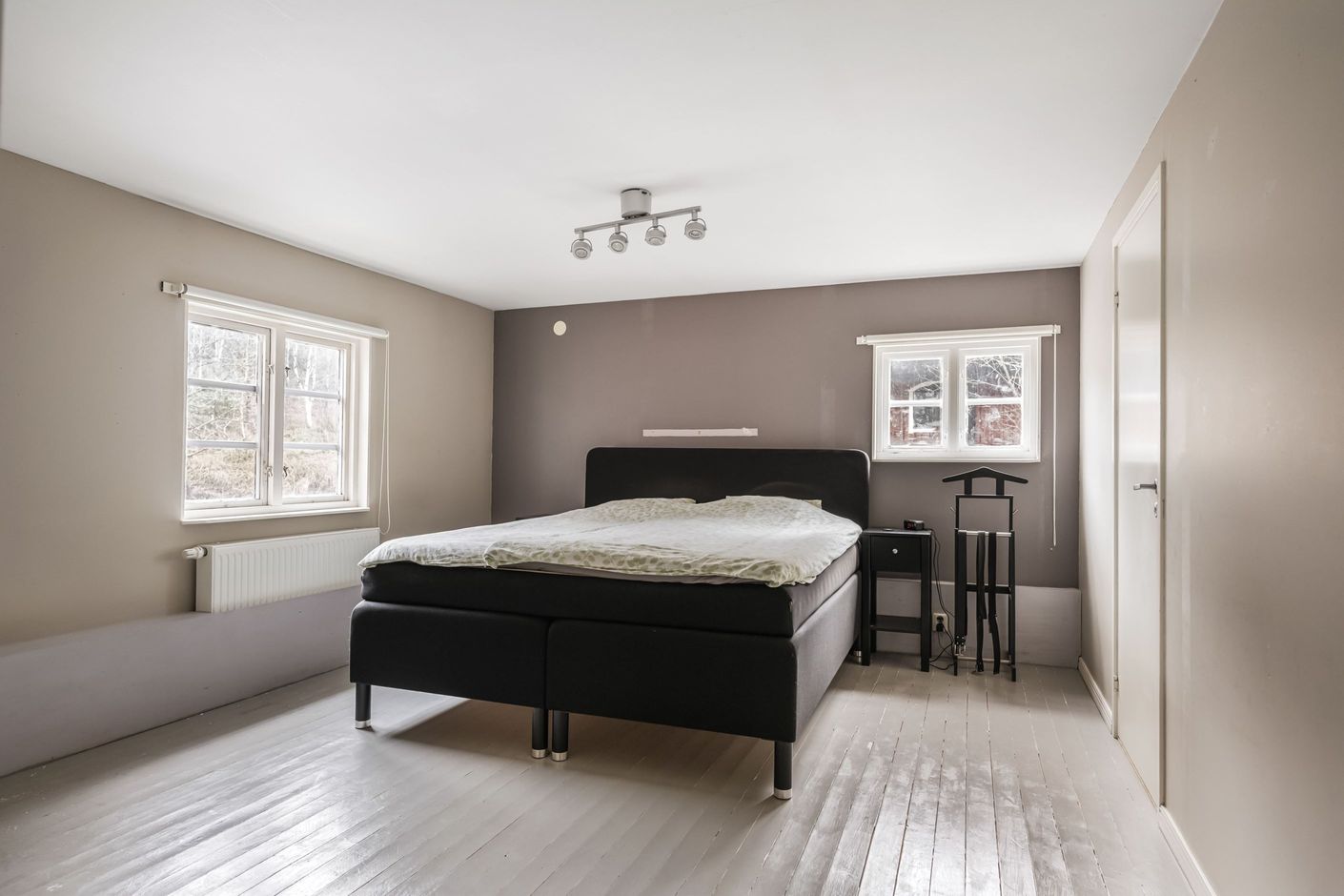 Stort sovrum med plankgolv likt resterande del av originalhus. Med två stora klädkammare, sovrum 1