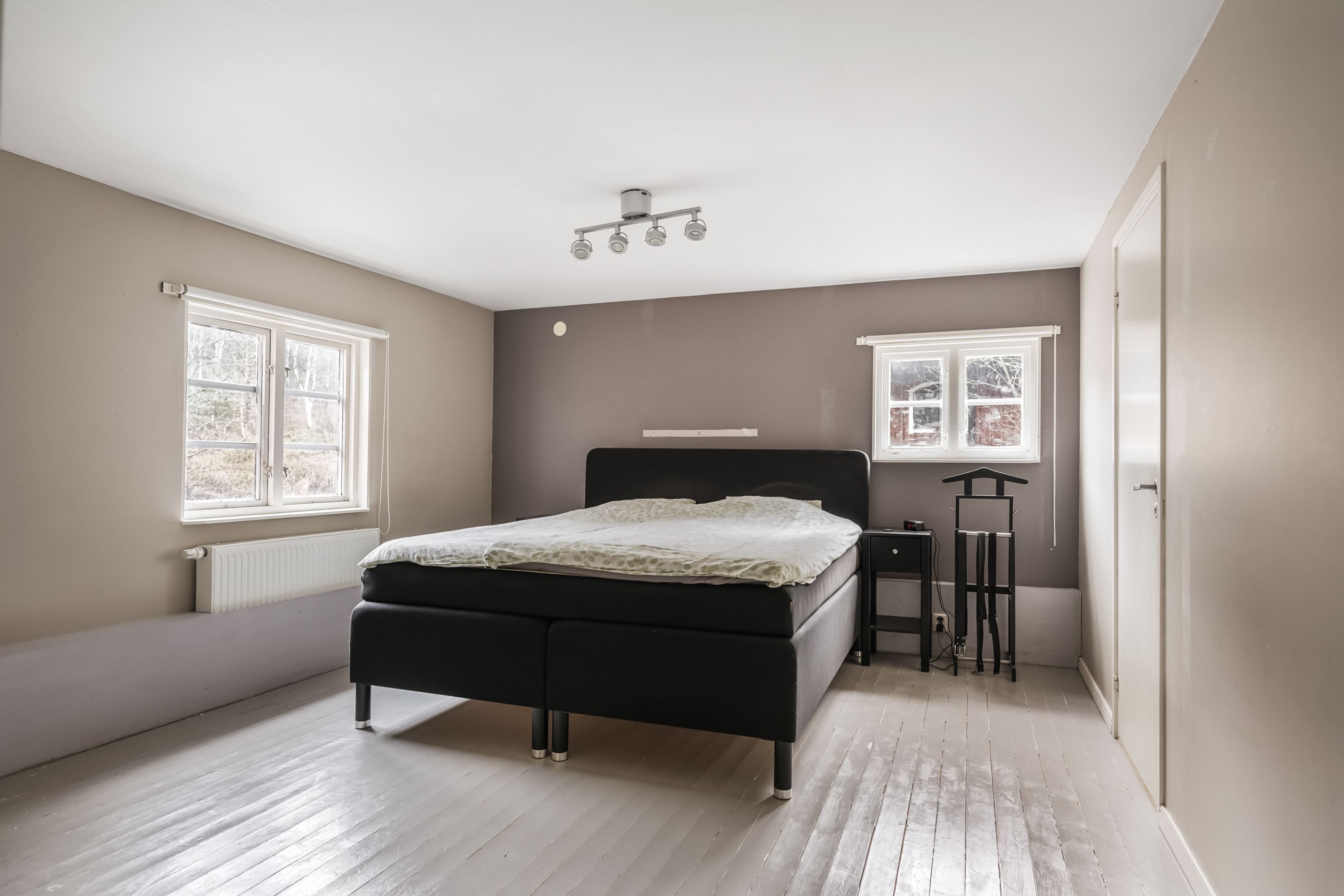 Stort sovrum med plankgolv likt resterande del av originalhus. Med två stora klädkammare, sovrum 1