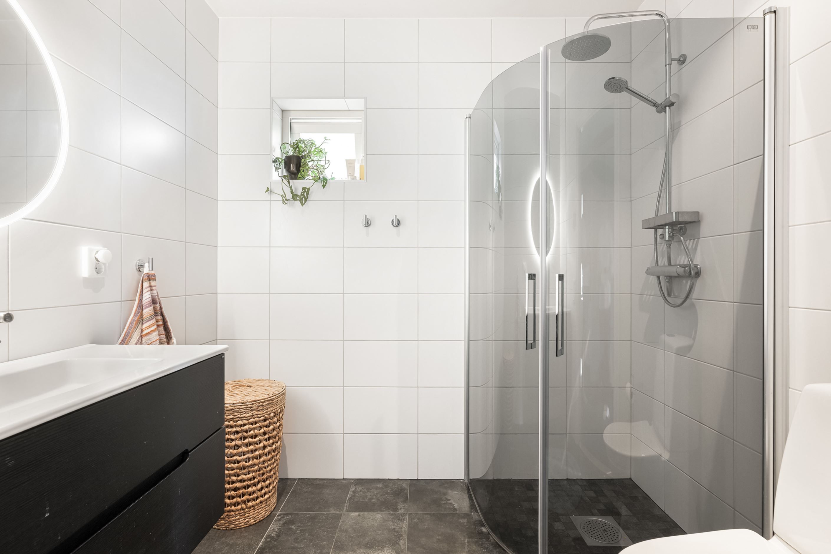 Helkaklat badrum, nedre plan