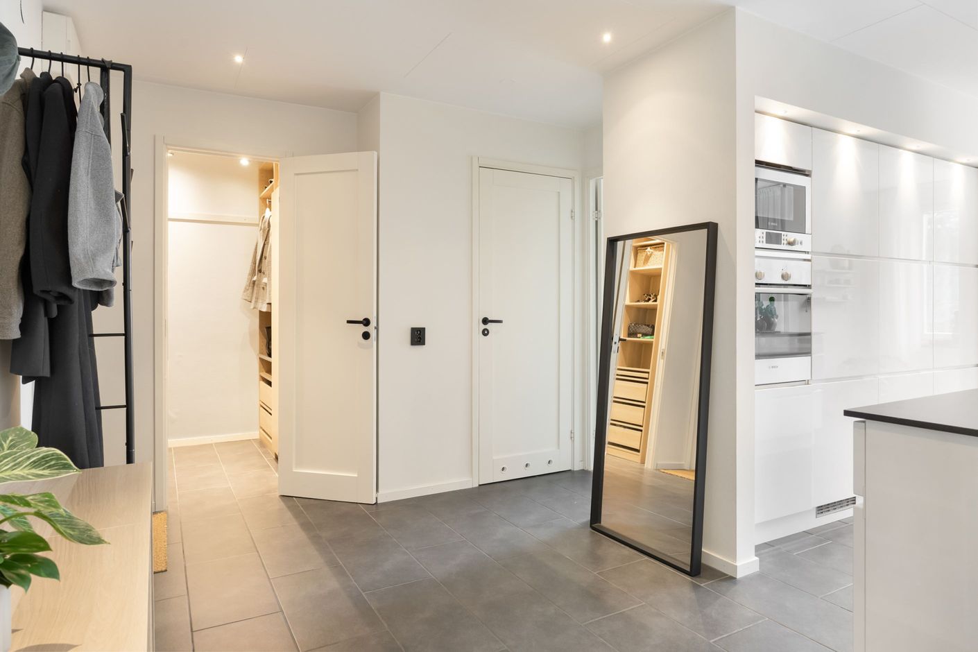 Otroligt rymlig och fräsch hall!