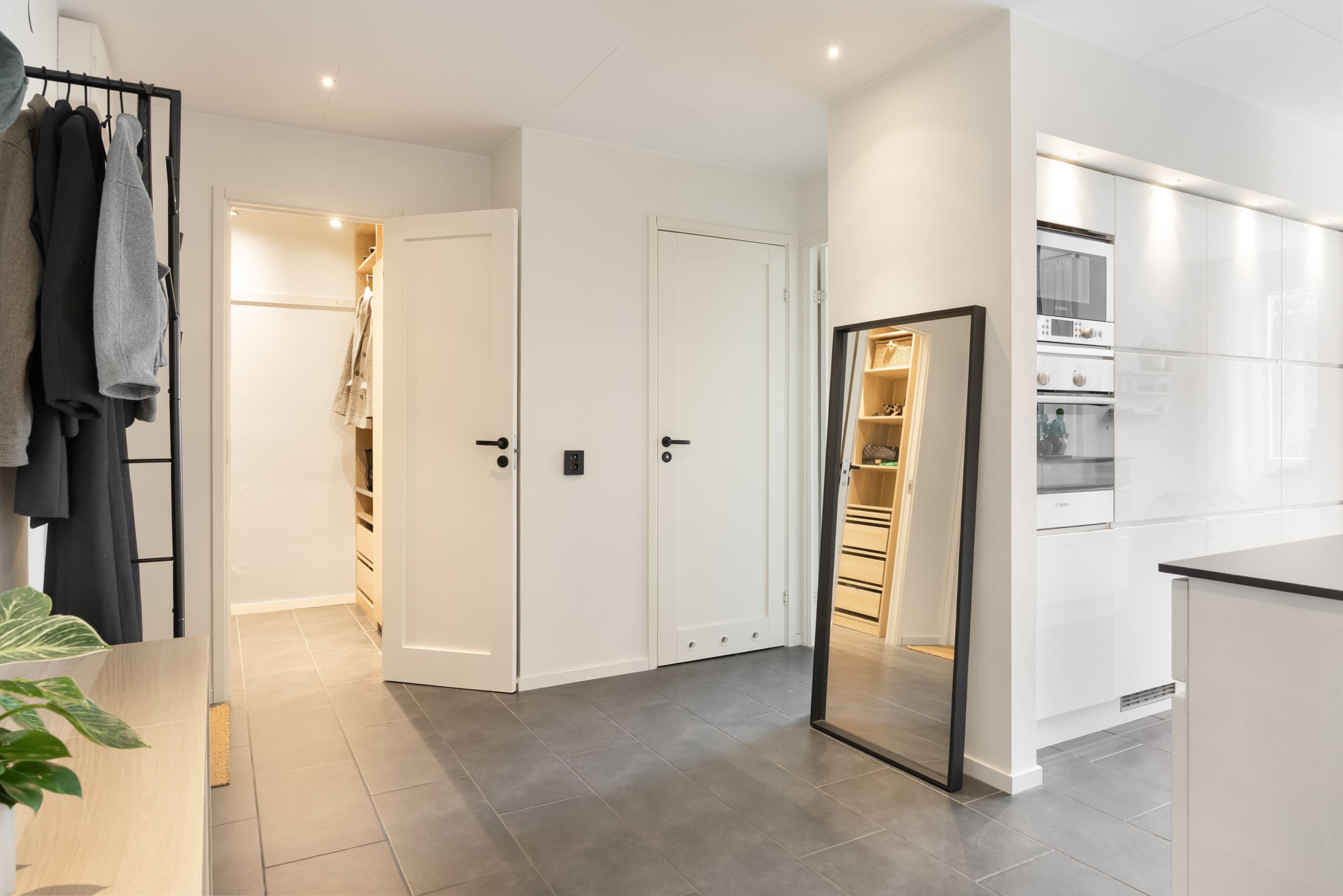 Otroligt rymlig och fräsch hall!