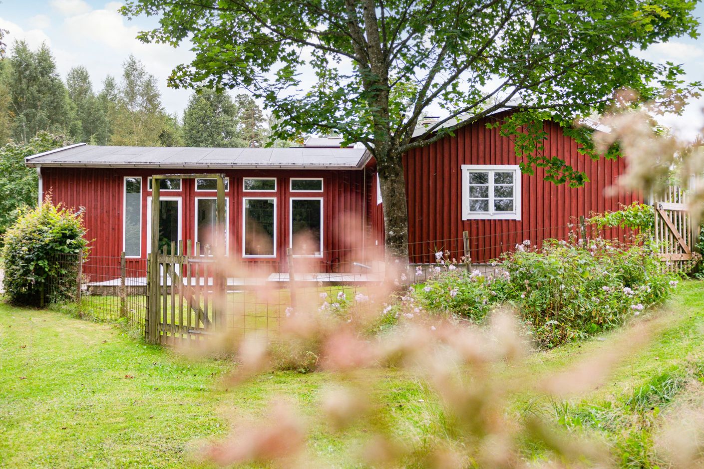 Vilsam uteplats med avskilt läge i norr