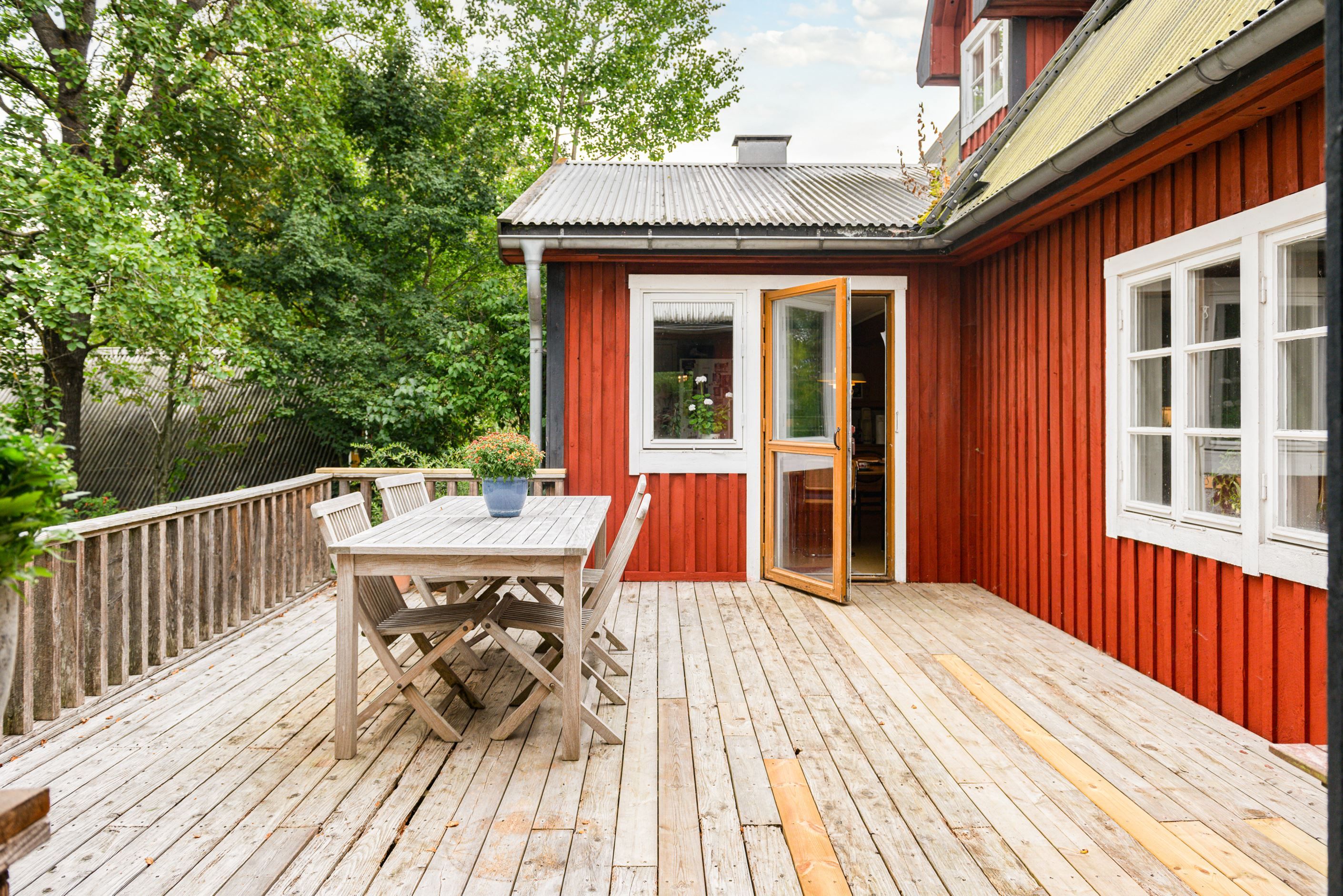 Balkong med norrläge, avskilt från omvärlden med vilsamma vyer mot damm på motsatt sida vägen