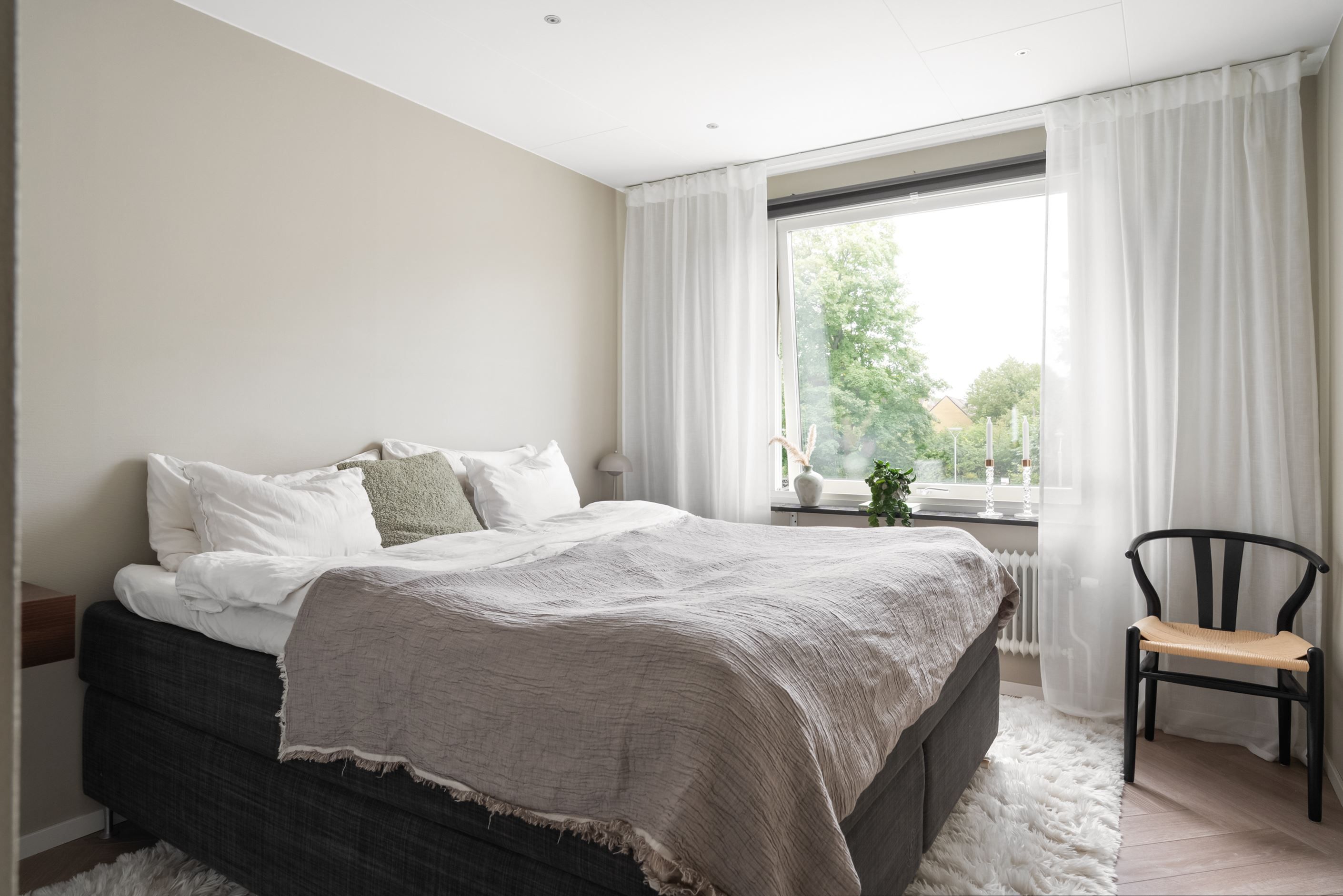 Inbjudande sovrum i varma färger