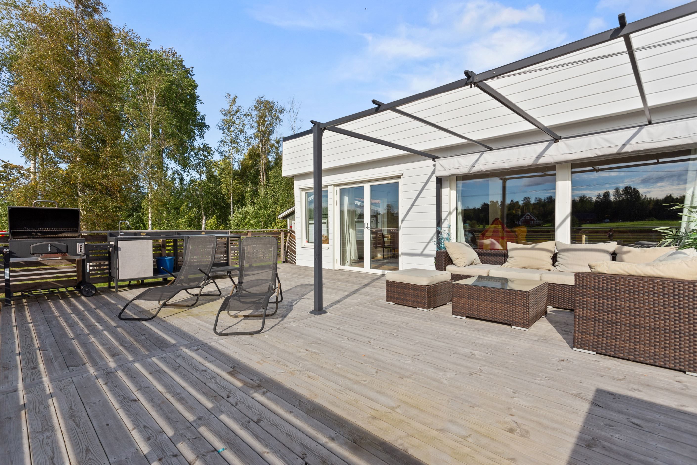 Veranda med utsikt över det öppna fälten.
