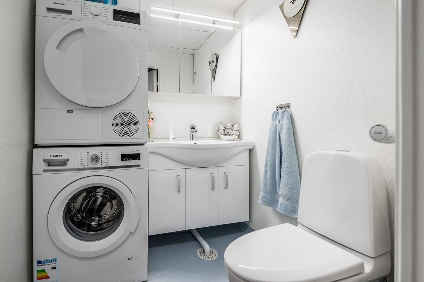 Badrum nr 2 med tvättmaskin och torktumlare