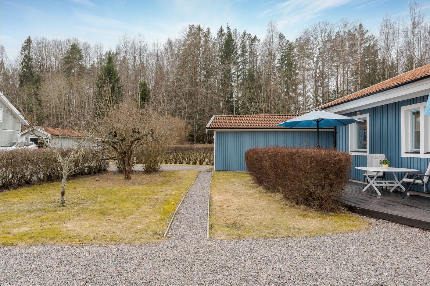 Framsida med uteplats och garage