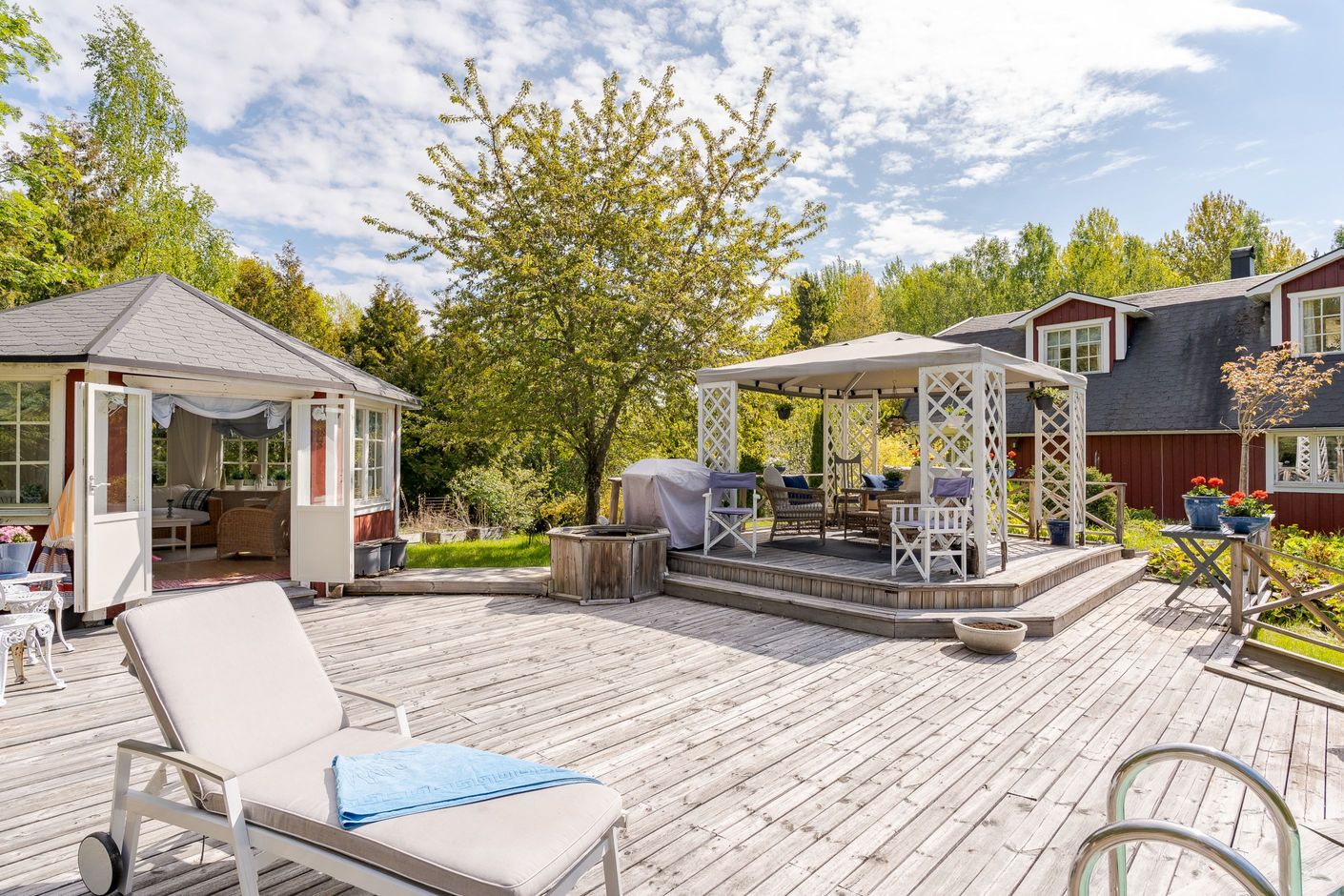 Vinterbonat lusthus och pergola