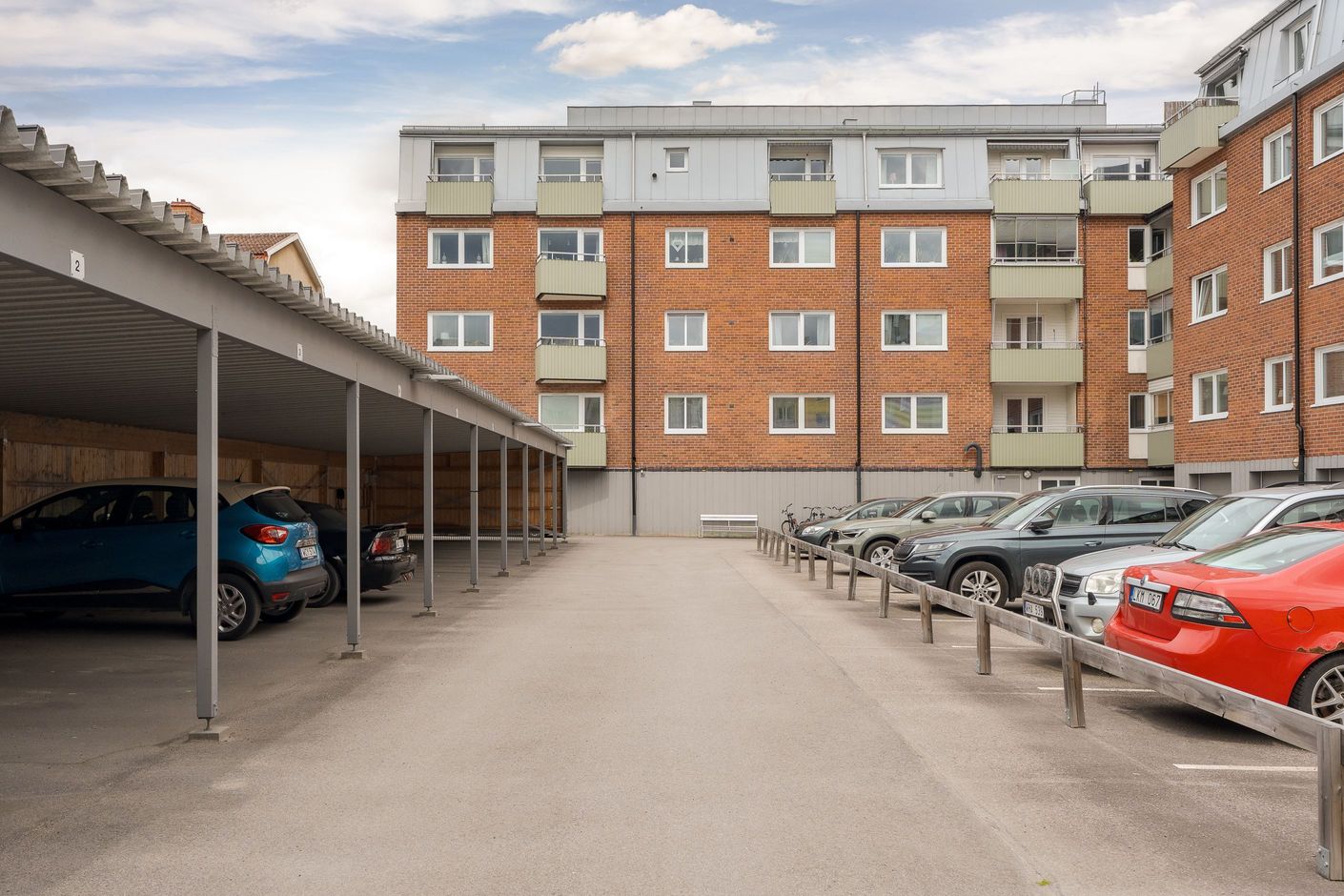 Carport, garage och parkering på innegård