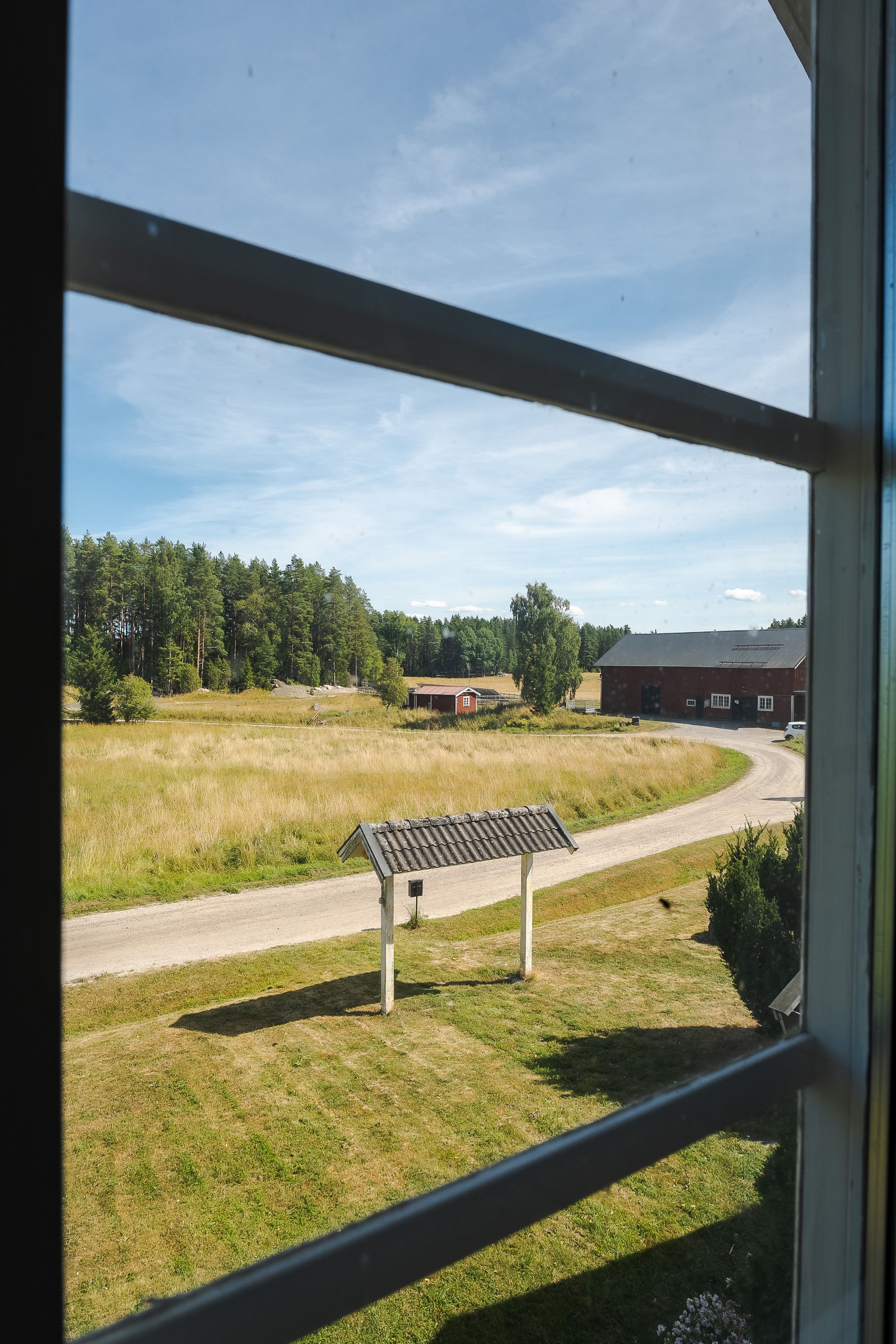 Vy från sovrumsfönster (1).