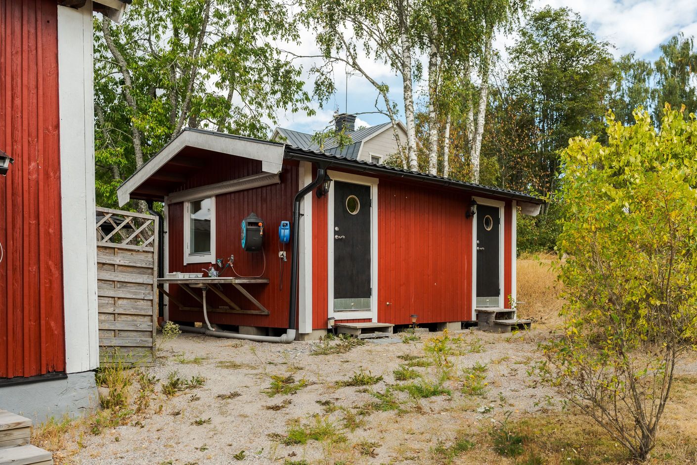 Utedisk och duschhus/förråd