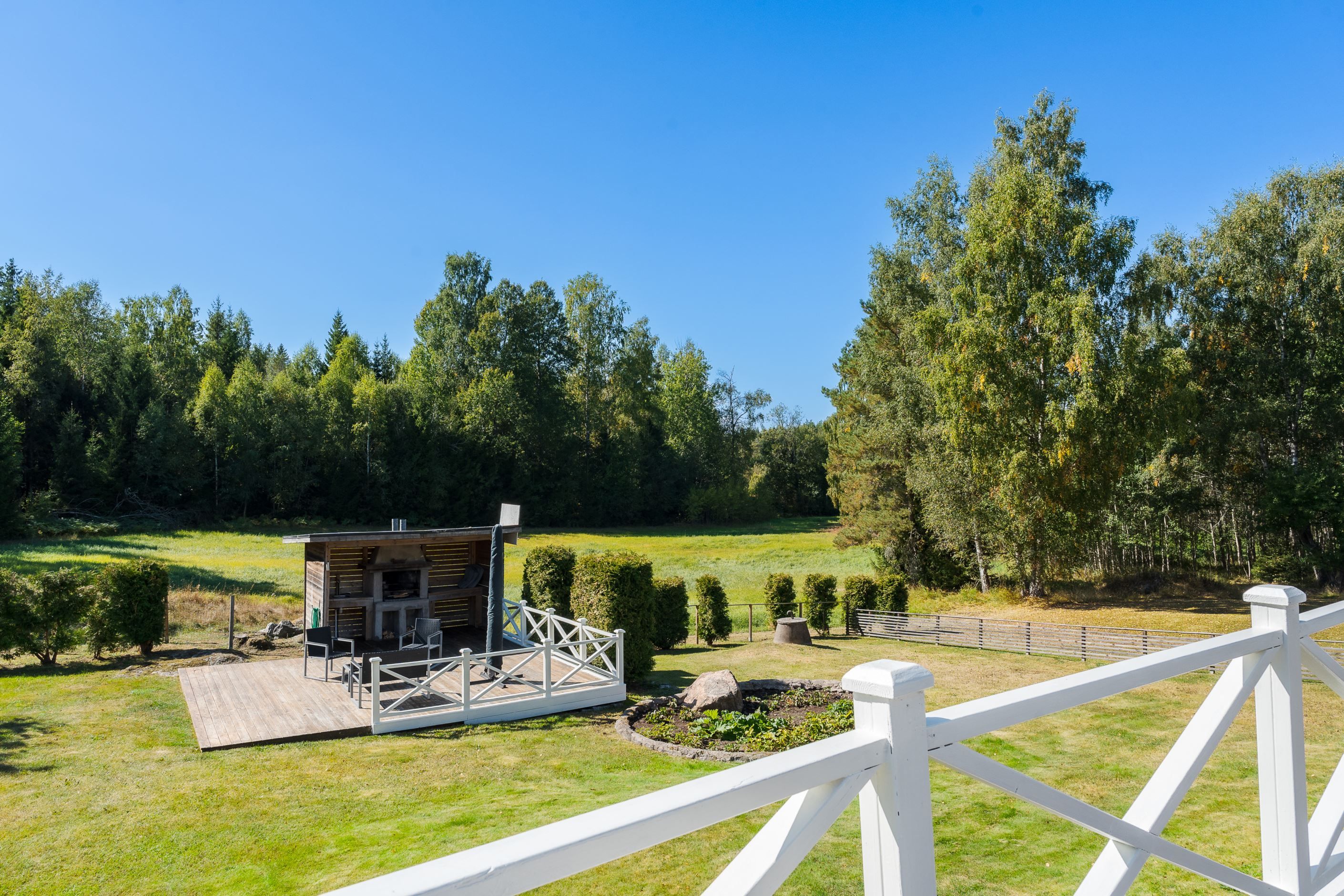 Trädgård med uteplats