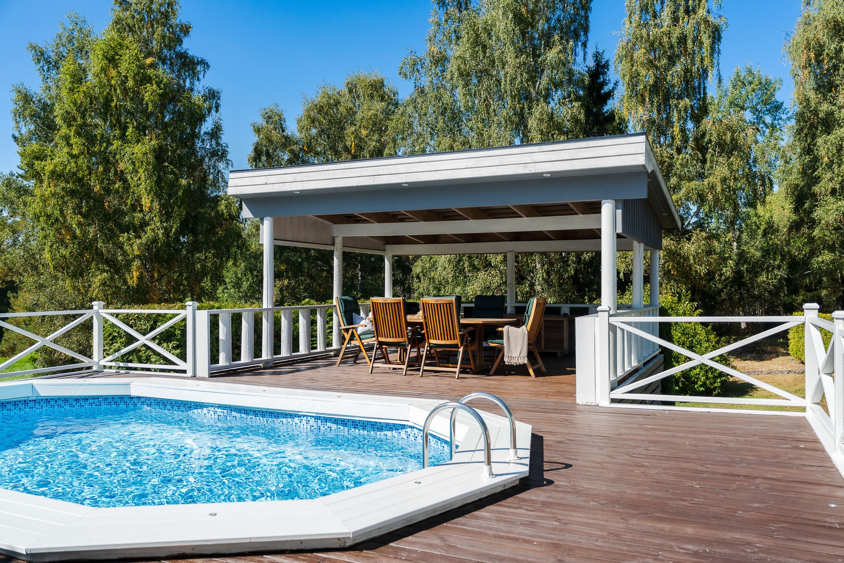 Poolområde med matplats