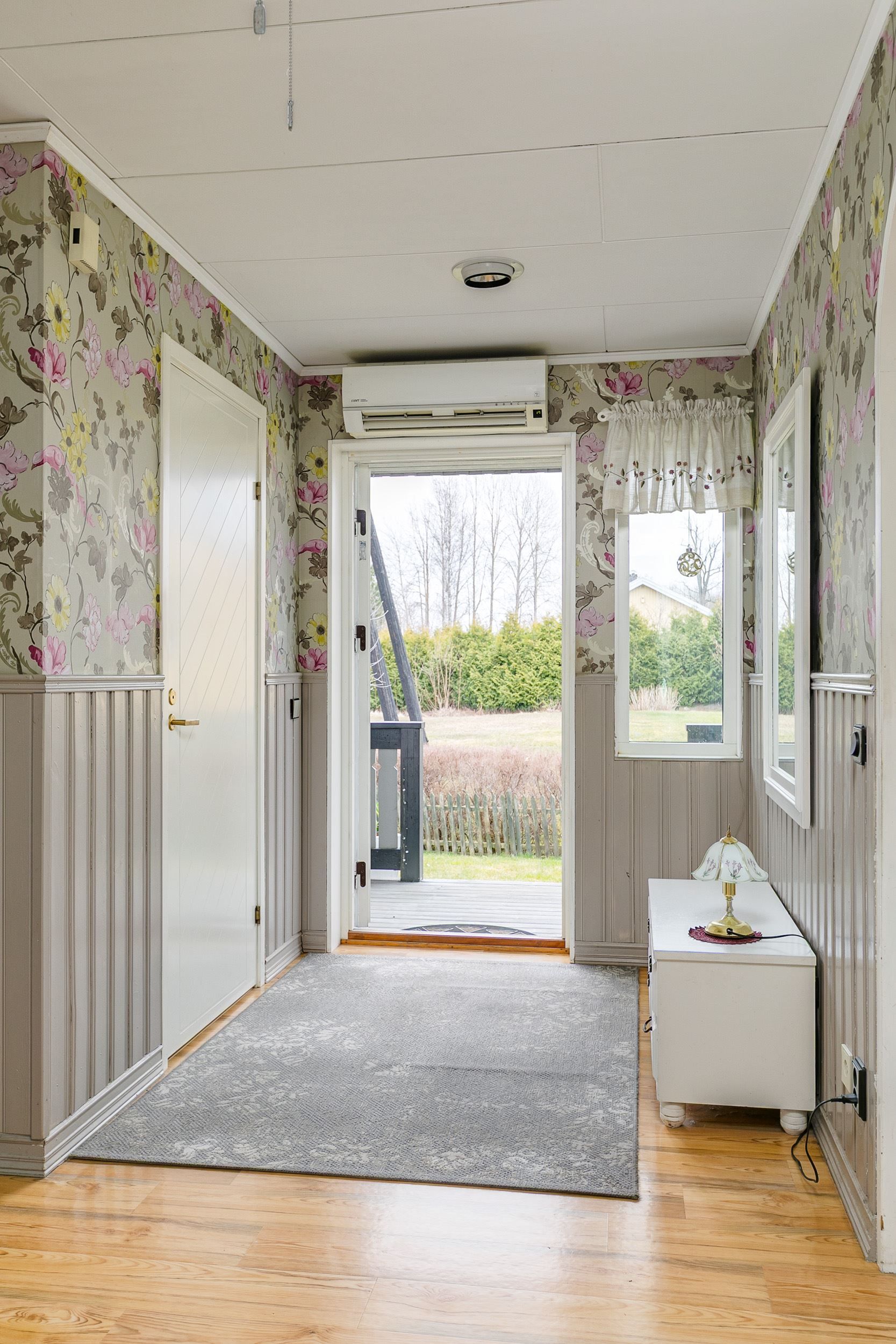 Hall med klädkammare