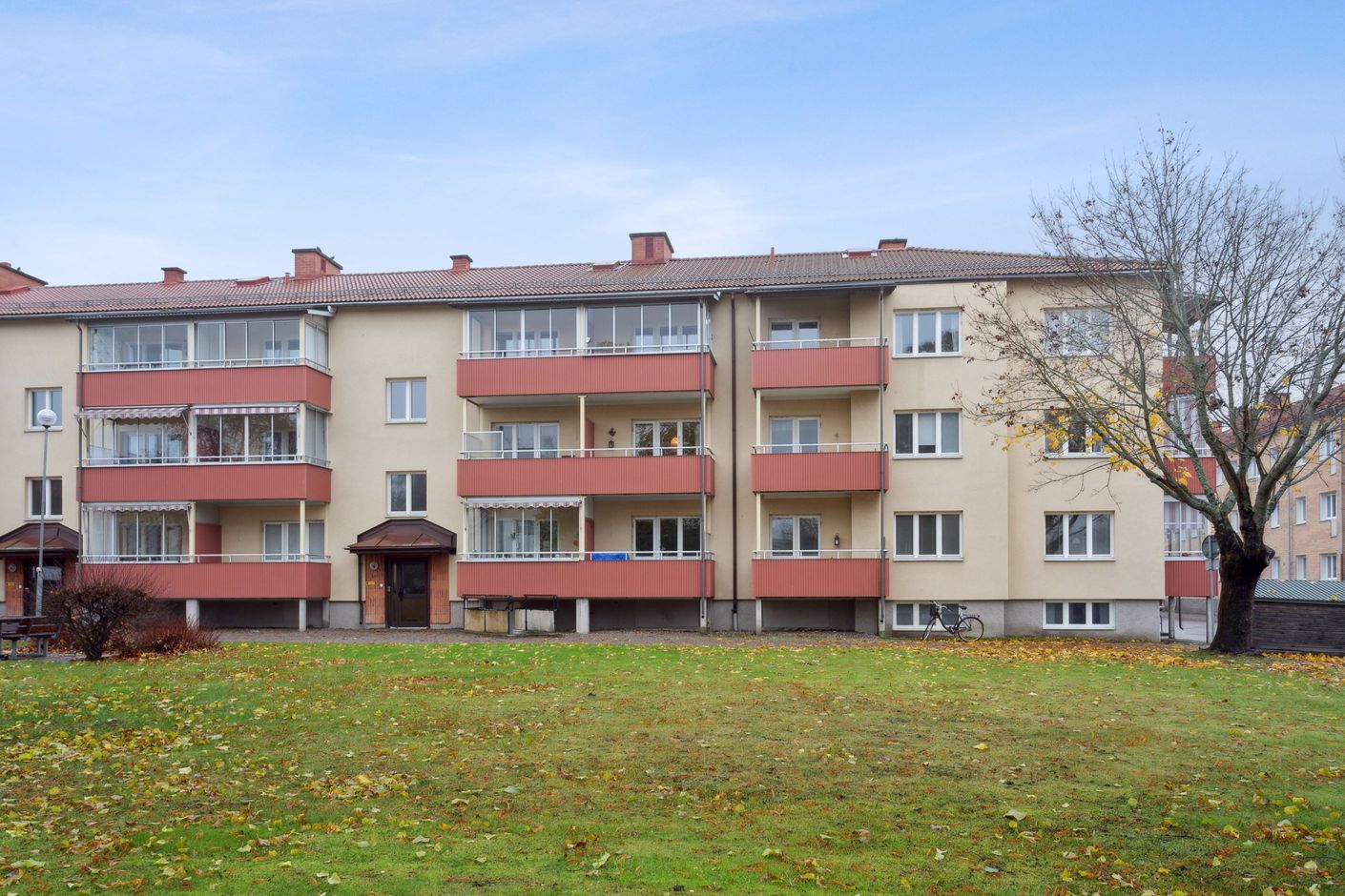 Bakgård med grillplats
