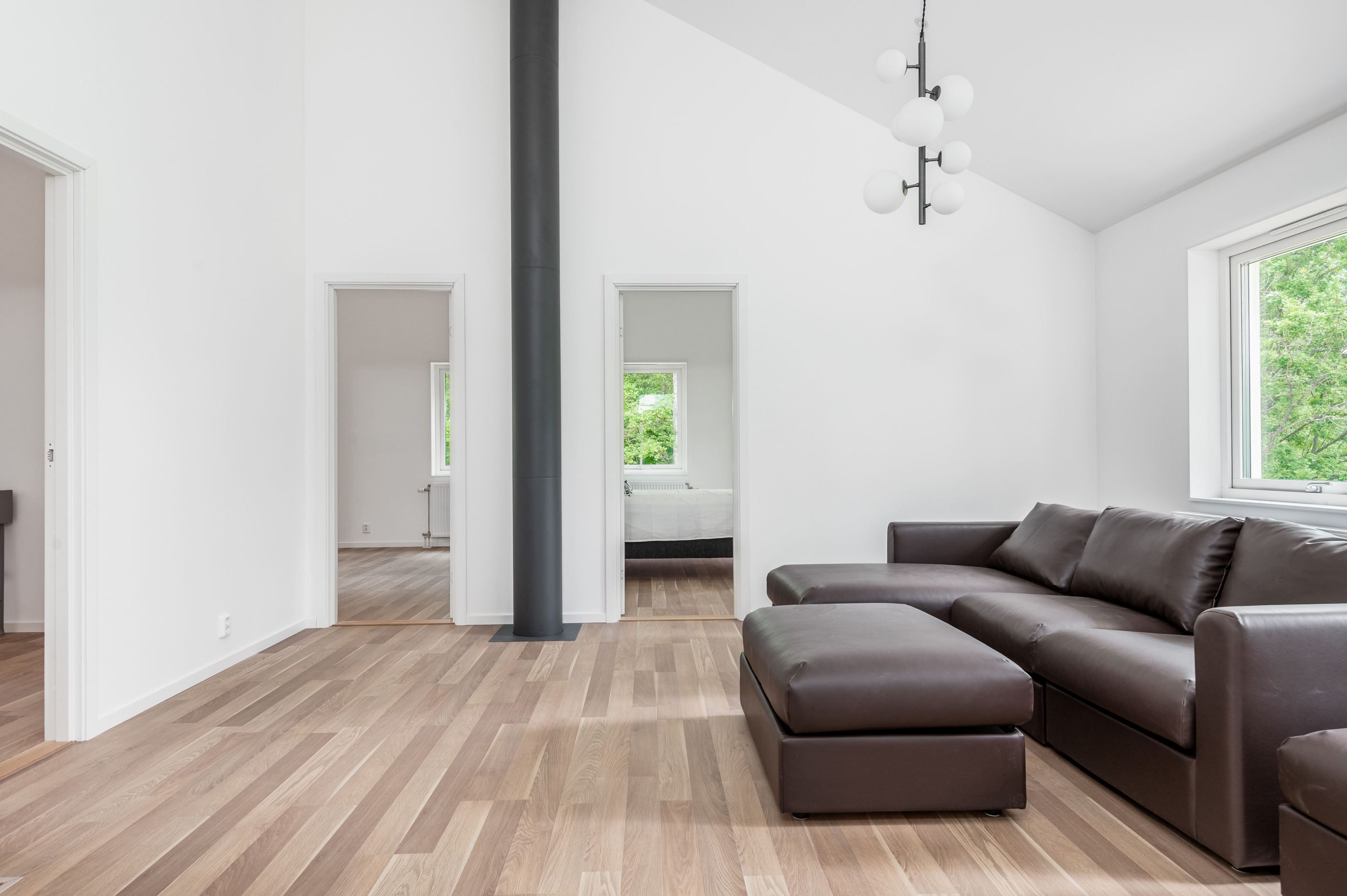 Möblerbar hall, övre plan