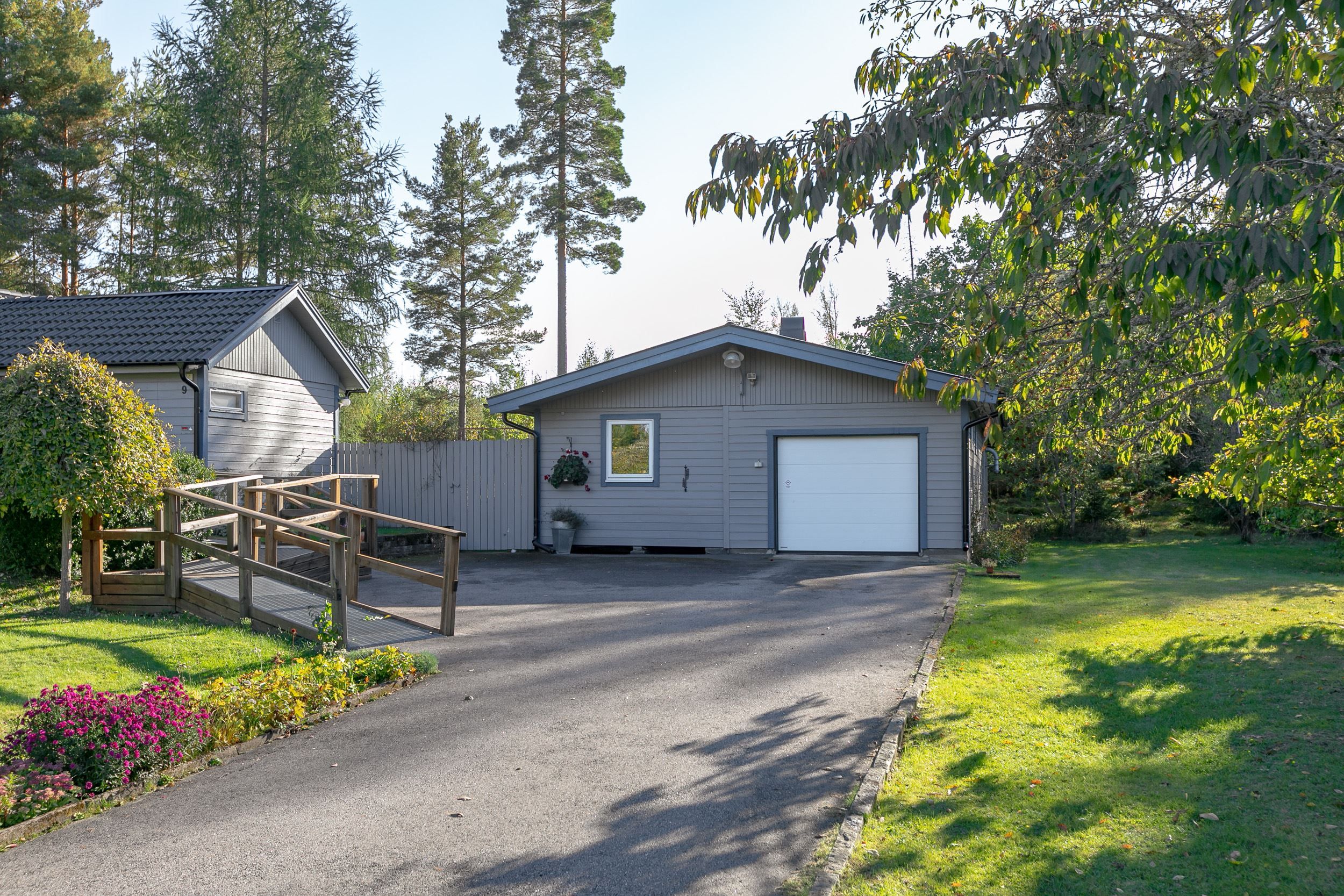 Vy mot garage